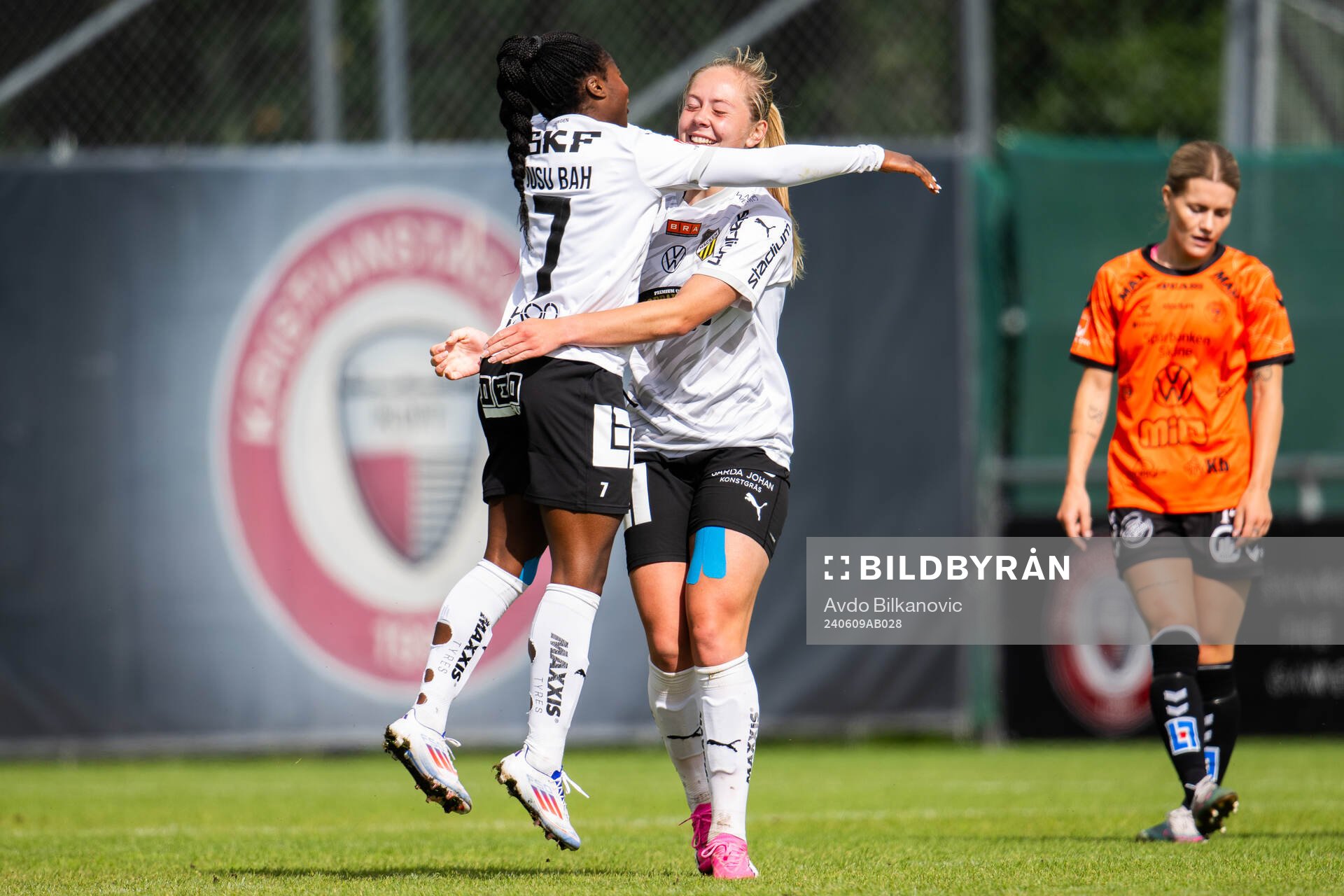 Häckens Alice Bergström och Monica Jusu Bah jublar