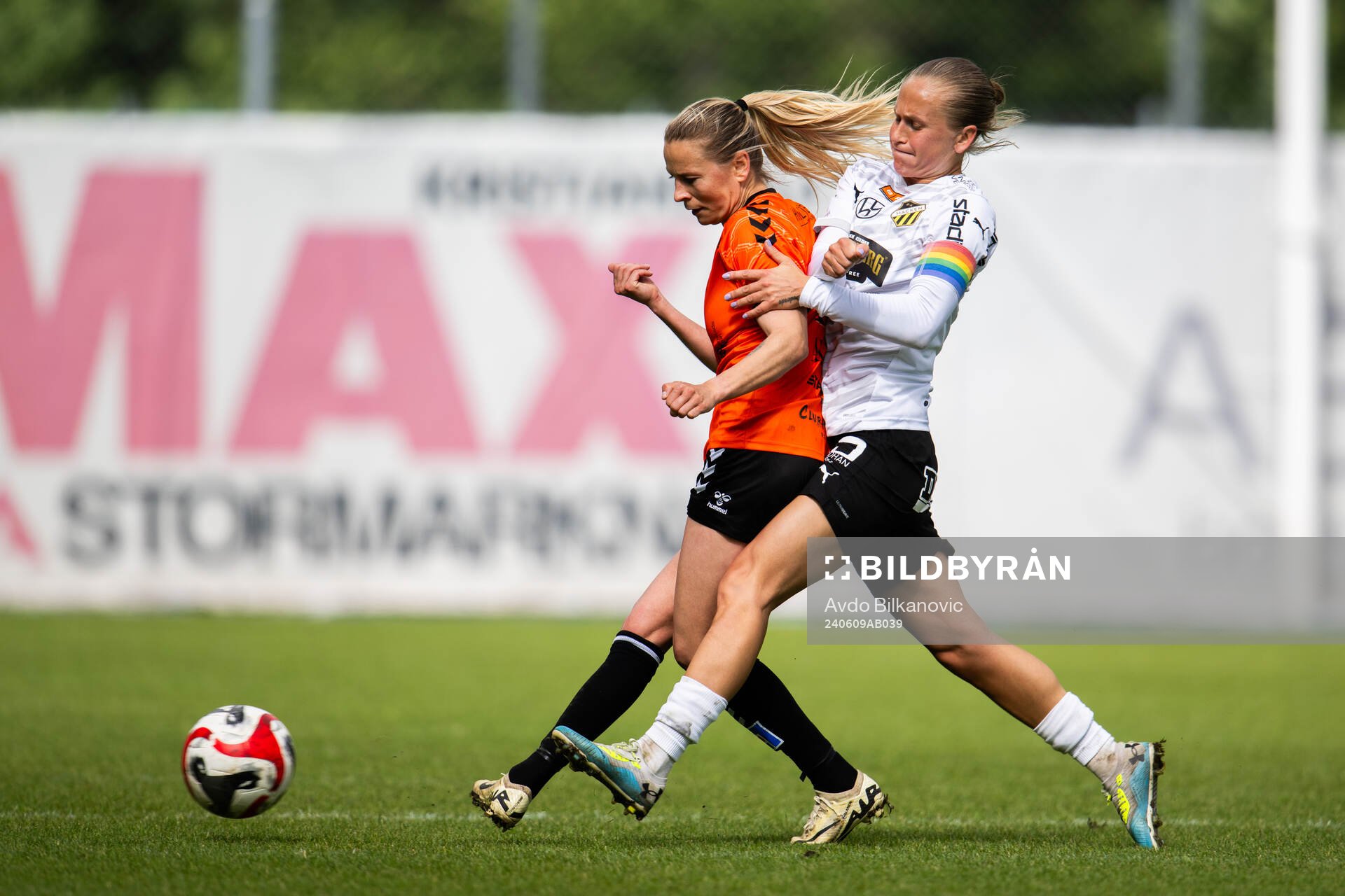 Kristianstads Emmi Alanen och Häckens Filippa Curmark under fotbollsmatchen i Damallsvenskan mellan Kristianstad och Häcken den 9 juni 2024 i Kristianstad.