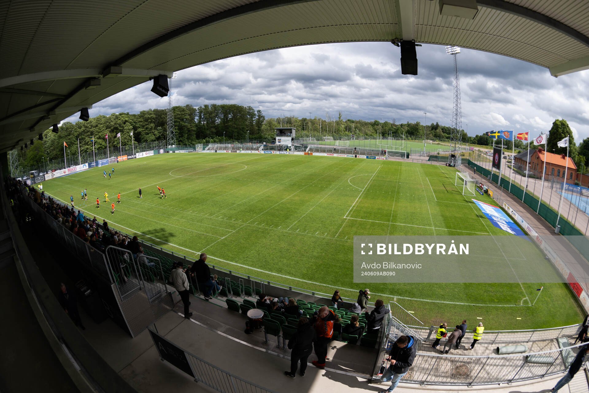 Kristianstads Fotbollsarena med linjer från amerikansk fotboll under fotbollsmatchen i Damallsvenskan mellan Kristianstad och Häcken den 9 juni 2024 i Kristianstad.