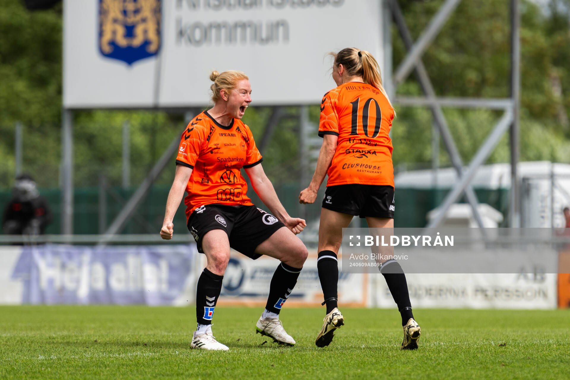 Kristianstads Clare Elizabeth Polkinghorne och Emmi Alanen jublar under fotbollsmatchen i Damallsvenskan mellan Kristianstad och Häcken den 9 juni 2024 i Kristianstad.
