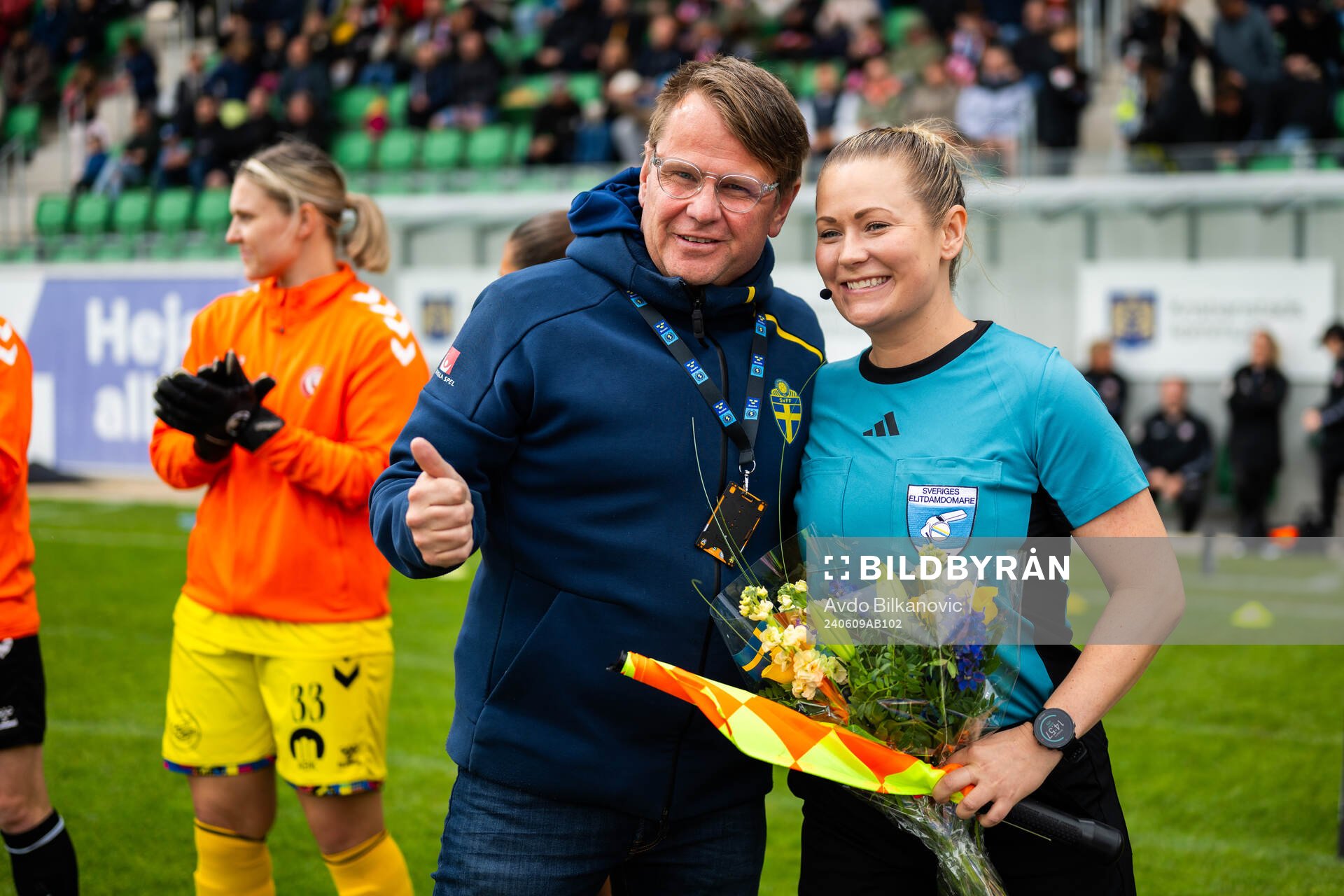 Assisterande domare Laura Rapp blev hyllad inför fotbollsmatchen i Damallsvenskan mellan Kristianstad och Häcken den 9 juni 2024 i Kristianstad. 