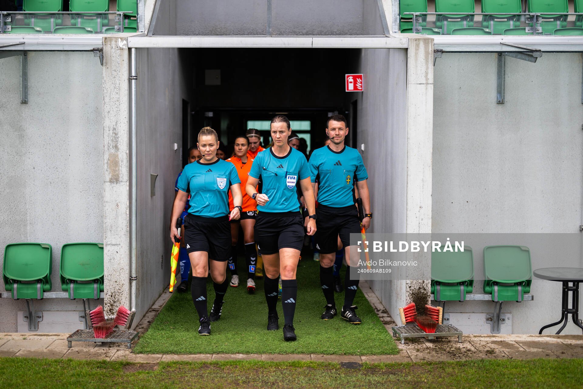 Domare Lovisa Johansson med assisterande domare Elis Kvrgic och assisterande domare Laura Rapp inför  fotbollsmatchen i Damallsvenskan mellan Kristianstad och Häcken den 9 juni 2024 i Kristianstad. 