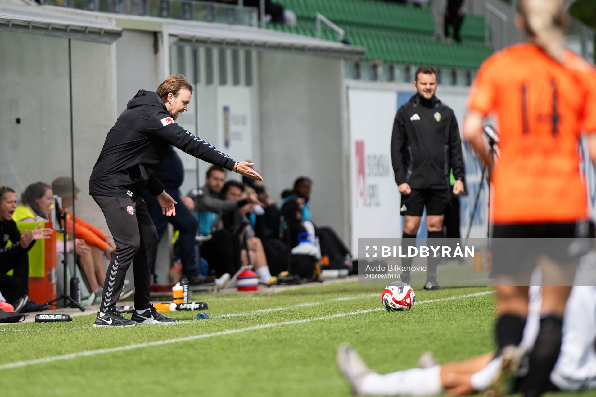 Kristianstads  tränare Daniel Angergård agerar