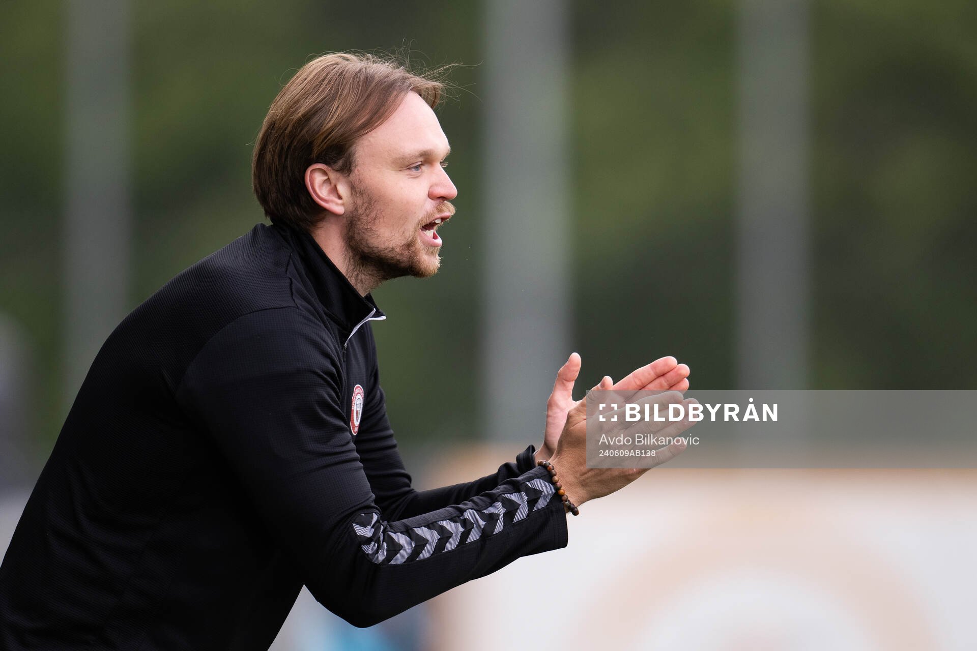Kristianstads tränare Daniel Angergård under fotbollsmatchen i Damallsvenskan mellan Kristianstad och Häcken den 9 juni 2024 i Kristianstad.