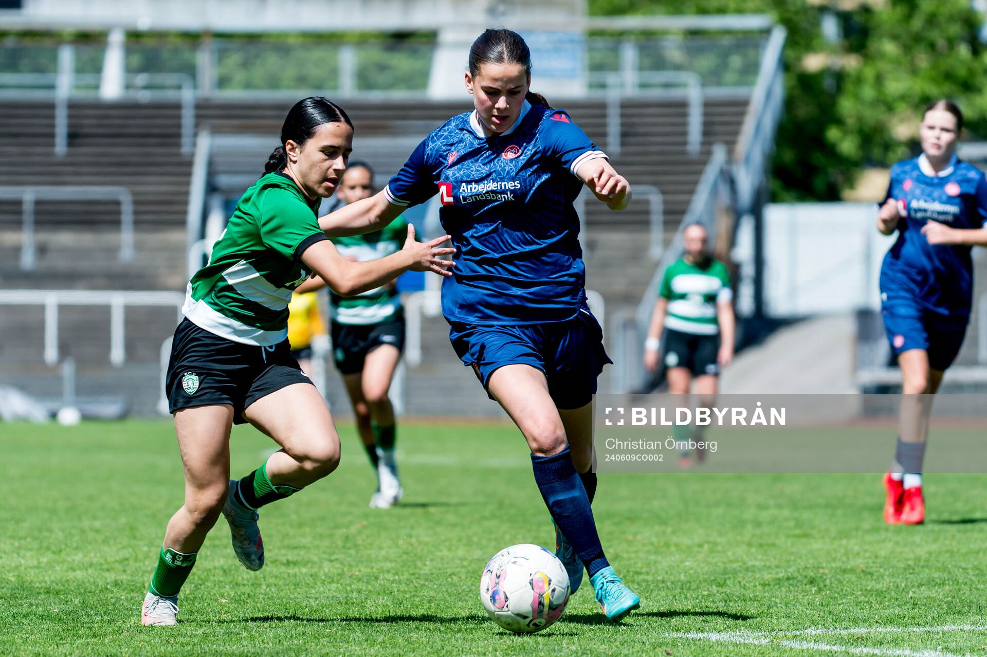 Sporting Club de Portugals Laura Romao och Aalborg BKs Camilla Naur under F15 finalen mellan Aalborg BK och Sporting Club de Portugal i Malmö Trophy den 9 juni 2024 i Malmö.