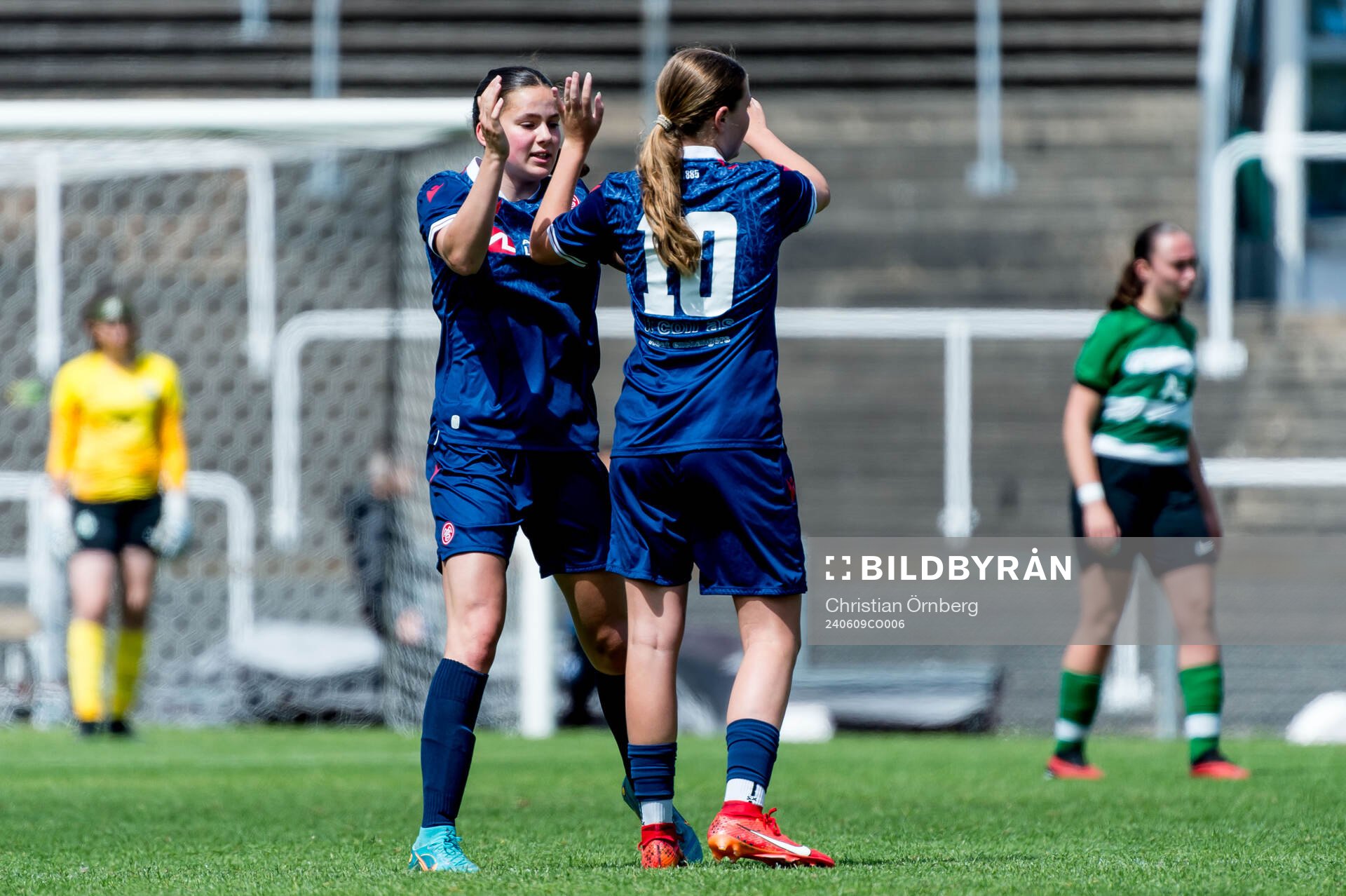 Aalborg BKs Camilla Naur och Patricia Christensen jublar efter 1-0 under F15 finalen mellan Aalborg BK och Sporting Club de Portugal i Malmö Trophy den 9 juni 2024 i Malmö.
