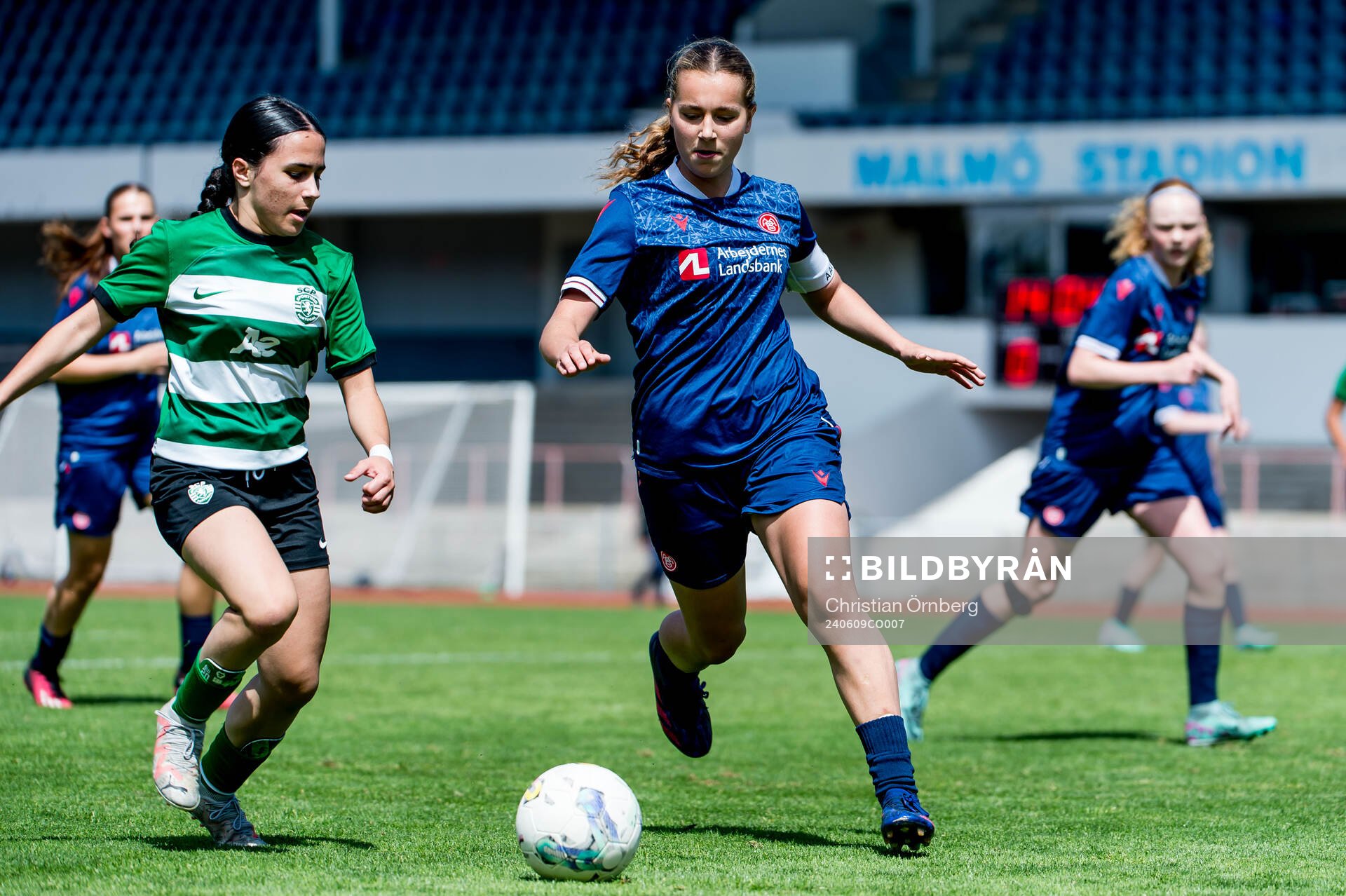Sporting Club de Portugals Laura Romao och Aalborg BKs Helene Hedegaard under F15 finalen mellan Aalborg BK och Sporting Club de Portugal i Malmö Trophy den 9 juni 2024 i Malmö.