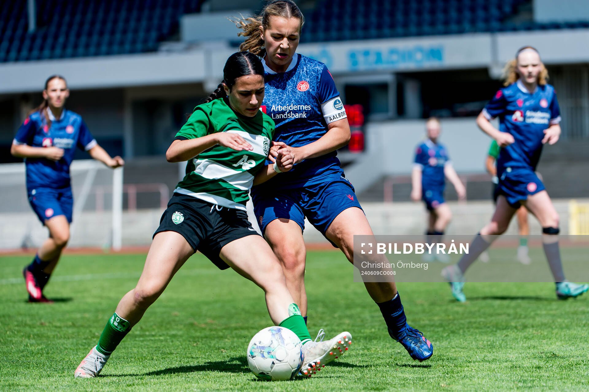 Sporting Club de Portugals Laura Romao och Aalborg BKs Helene Hedegaard under F15 finalen mellan Aalborg BK och Sporting Club de Portugal i Malmö Trophy den 9 juni 2024 i Malmö.