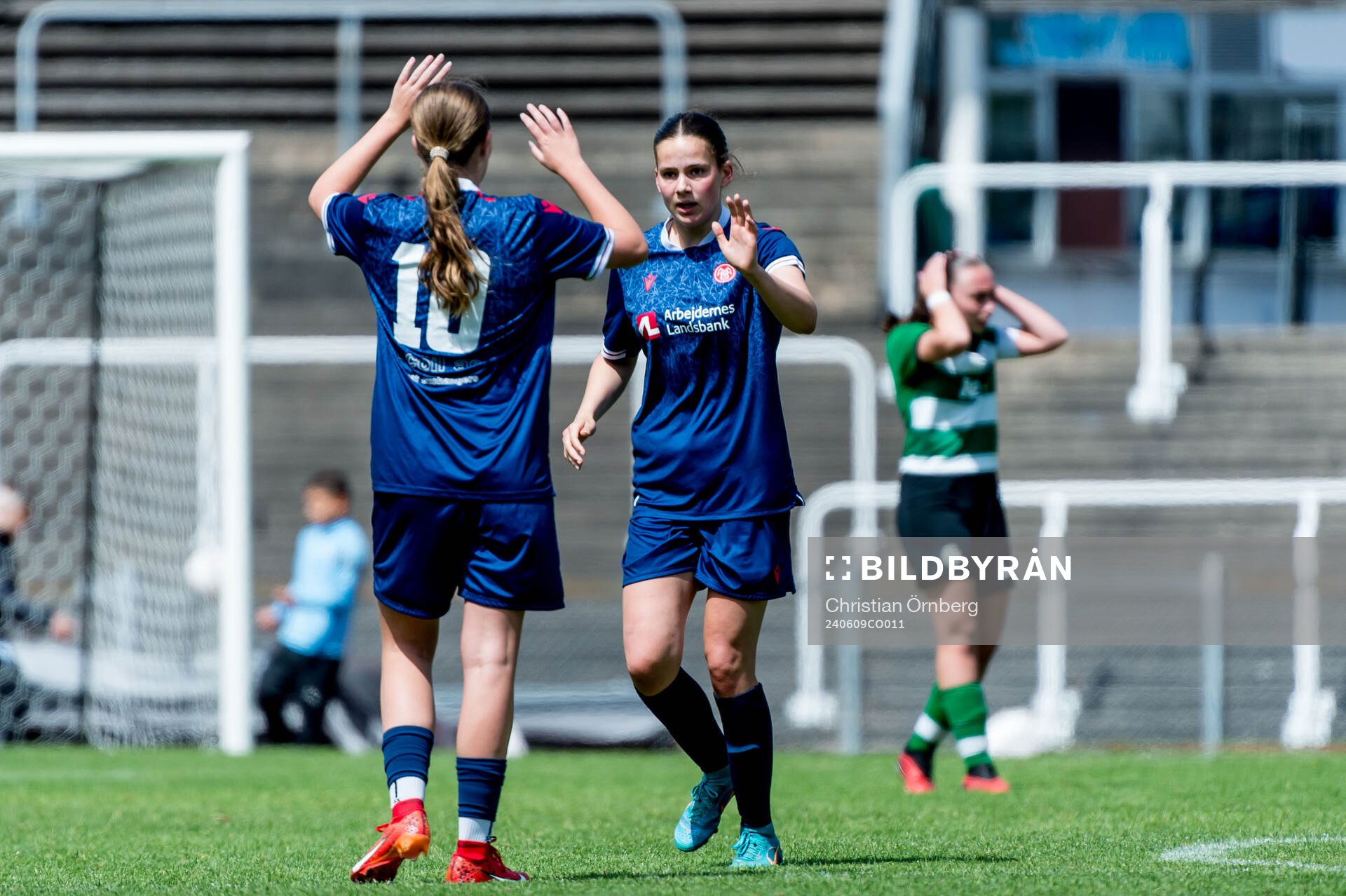 Aalborg BKs Patricia Christensen och Camilla Naur jublar efter 1-0 under F15 finalen mellan Aalborg BK och Sporting Club de Portugal i Malmö Trophy den 9 juni 2024 i Malmö.