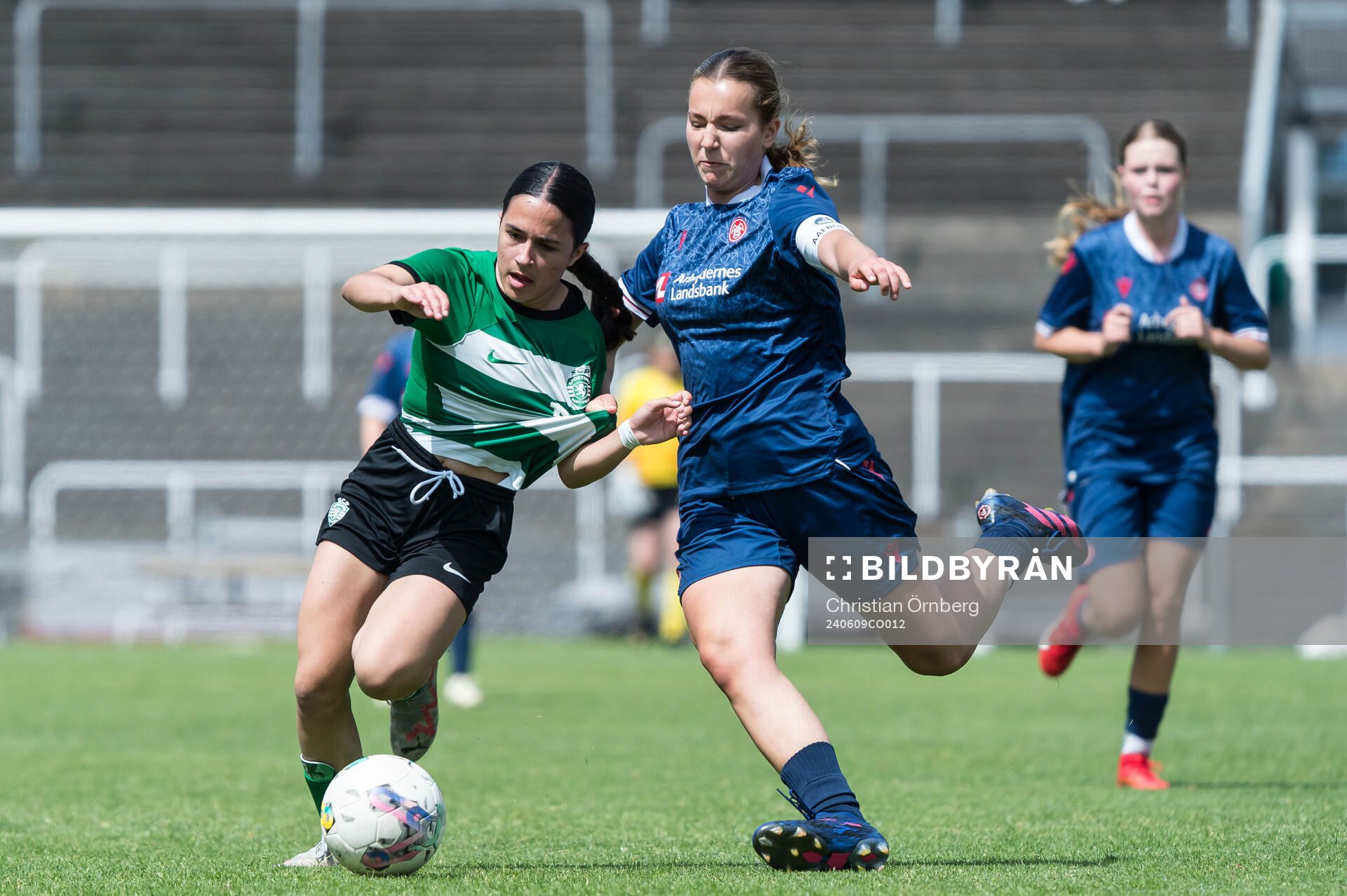 Sporting Club de Portugals Laura Romao och Aalborg BKs Helene Hedegaard under F15 finalen mellan Aalborg BK och Sporting Club de Portugal i Malmö Trophy den 9 juni 2024 i Malmö.