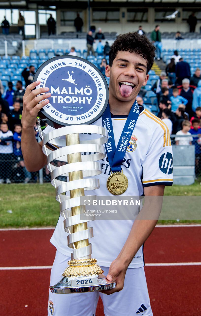 Real Madrids Enzo Alves Vieira jublar