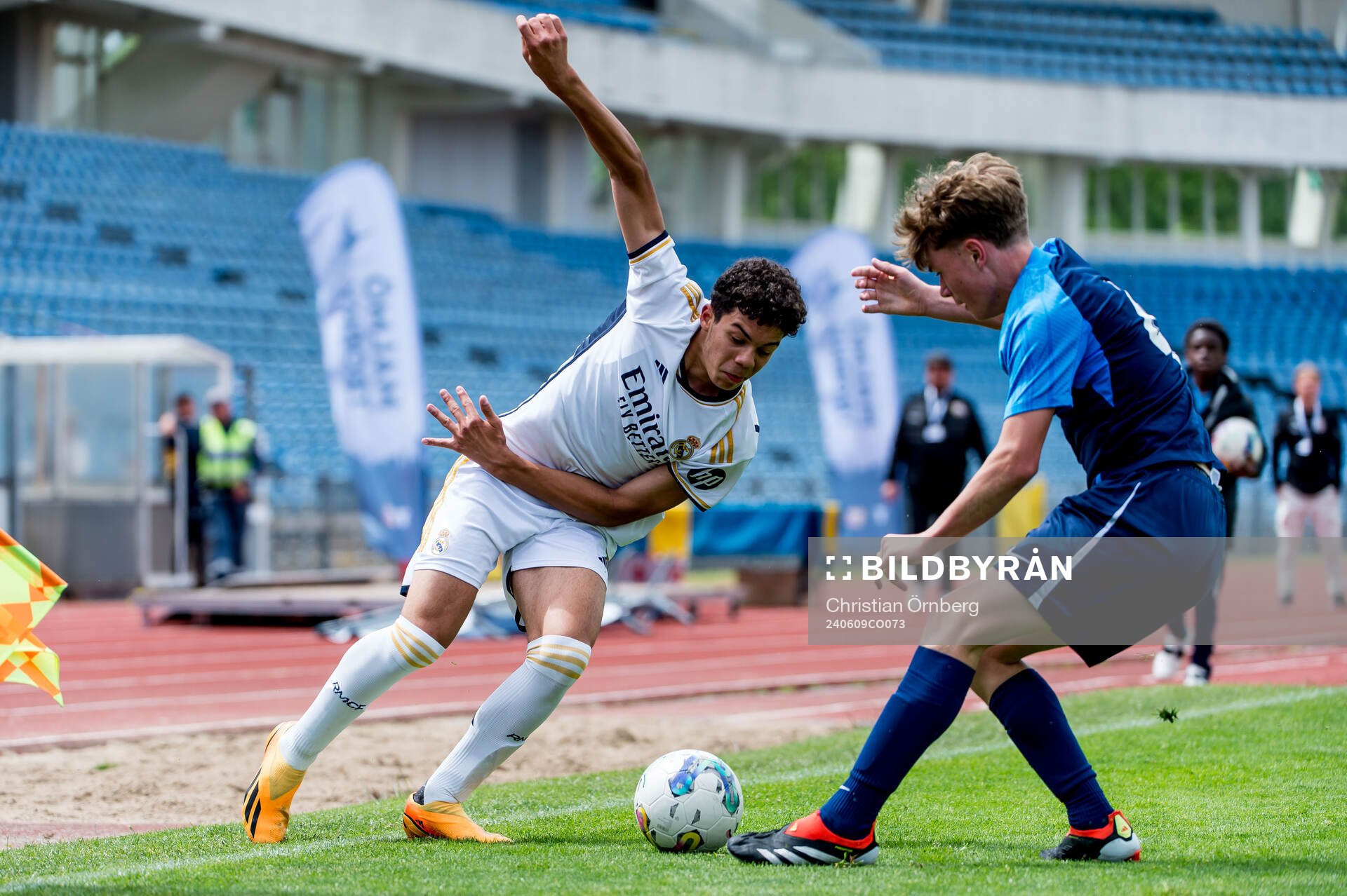 Real Madrids Enzo Alves Vieira och AZ Alkmaars Aebe Morel