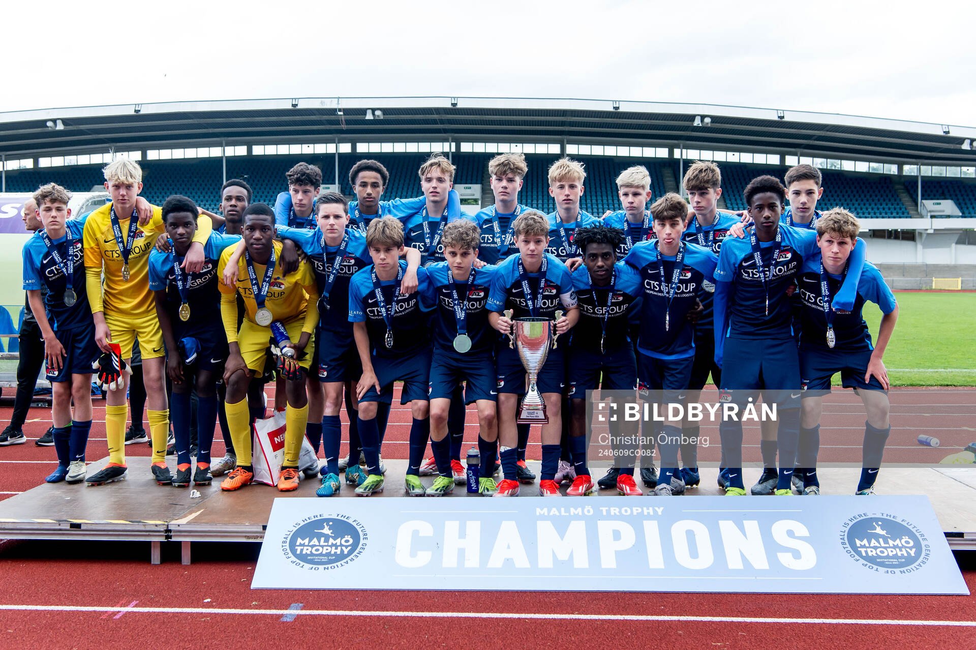 AZ Alkmaars spelare med silverpokalen