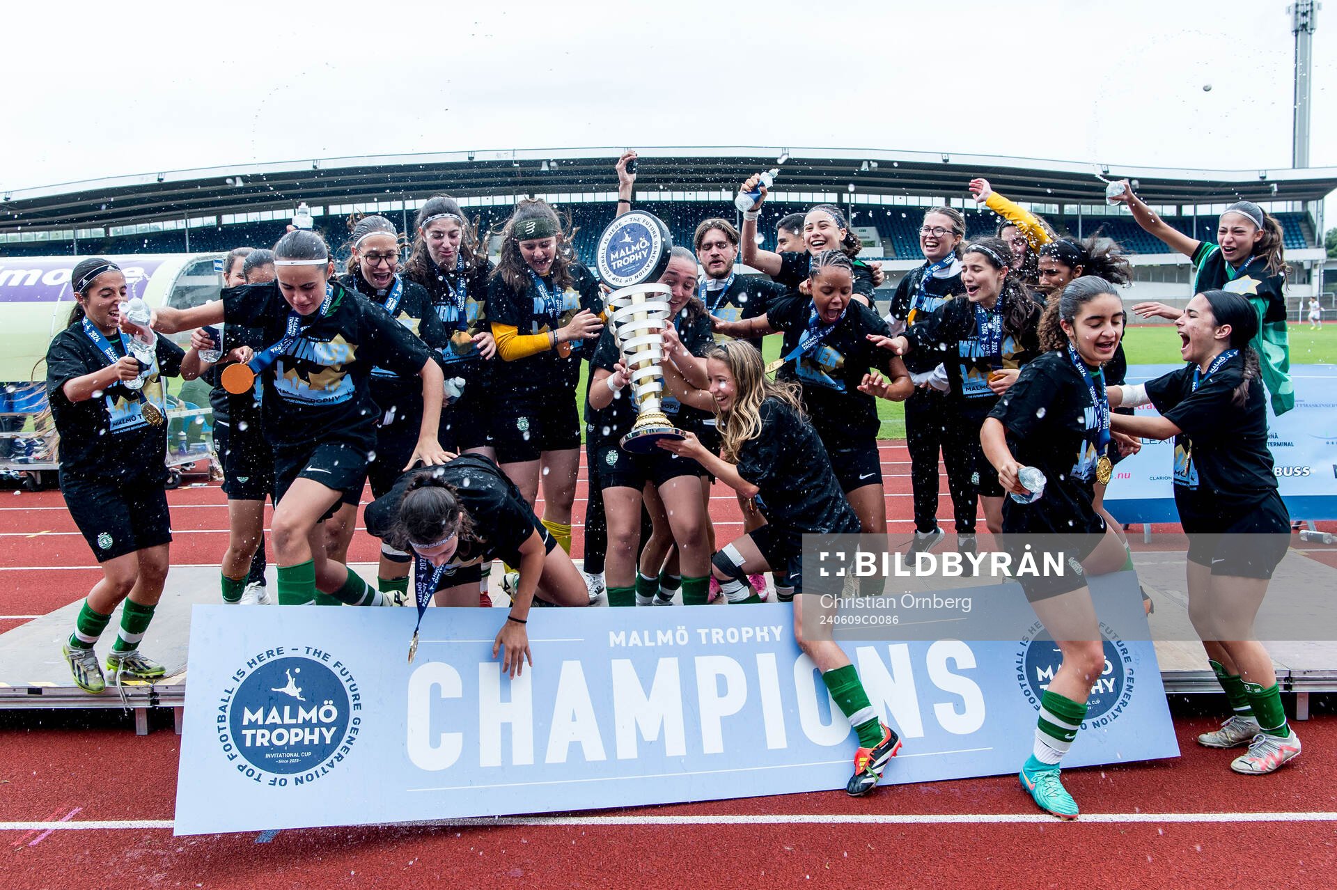 Sporting Club de Portugals spelare jublar efter vinsten i F15 finalen mellan Aalborg BK och Sporting Club de Portugal i Malmö Trophy den 9 juni 2024 i Malmö.