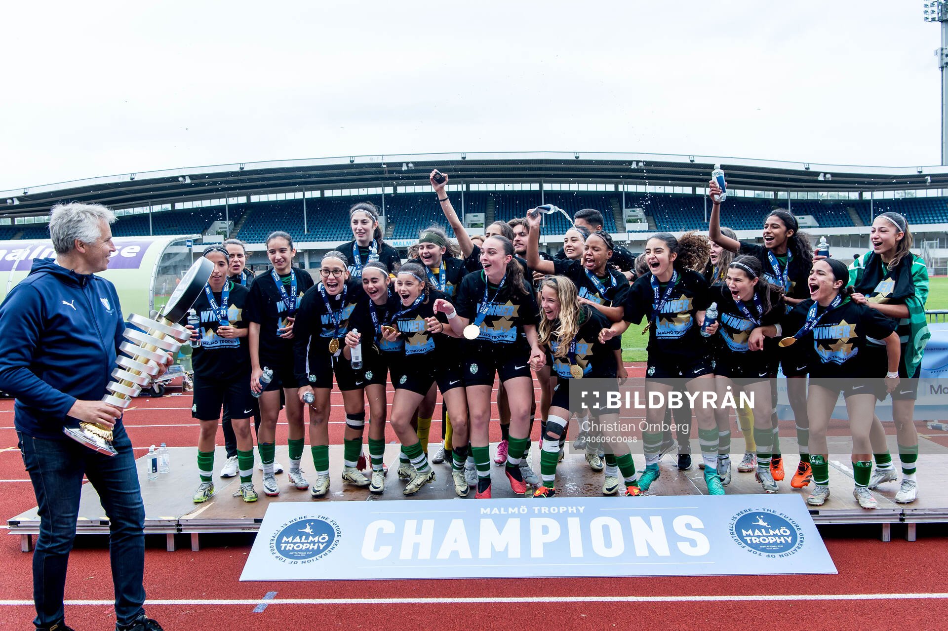 Sporting Club de Portugals spelare jublar efter vinsten i F15 finalen mellan Aalborg BK och Sporting Club de Portugal i Malmö Trophy den 9 juni 2024 i Malmö.