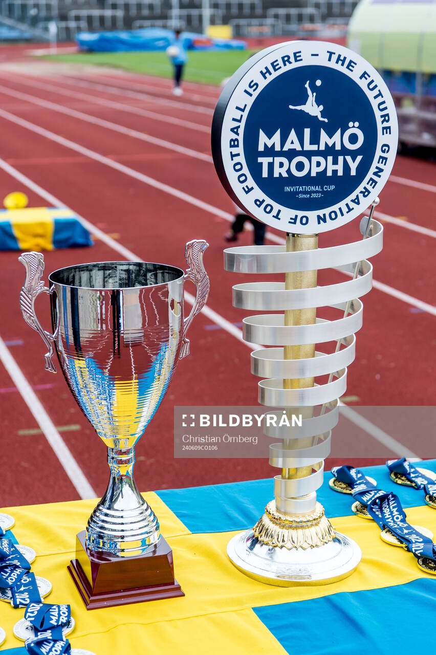Silver och guldpokalen i F15 finalen mellan Aalborg BK och Sporting Club de Portugal i Malmö Trophy den 9 juni 2024 i Malmö.