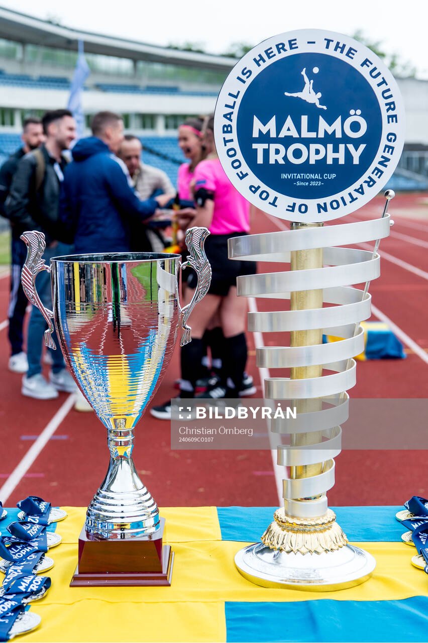 Silver och guldpokalen i F15 finalen mellan Aalborg BK och