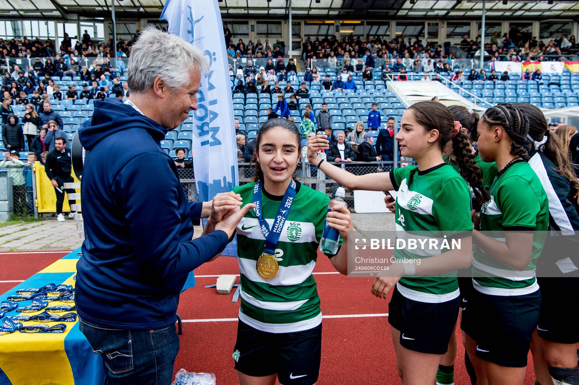 Sporting Club de Portugals spelare tar emot guldmedaljerna efter vinsten i F15 finalen mellan Aalborg BK och Sporting Club de Portugal i Malmö Trophy den 9 juni 2024 i Malmö.