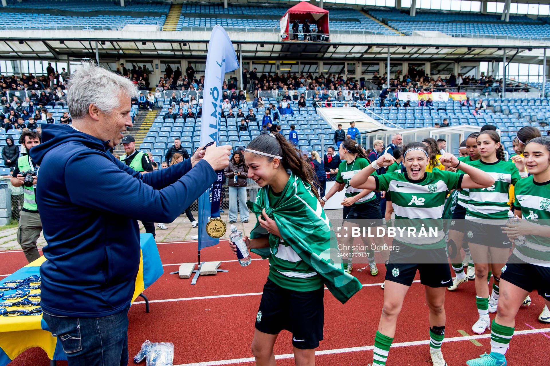 Sporting Club de Portugals spelare tar emot guldmedaljerna efter vinsten i F15 finalen mellan Aalborg BK och Sporting Club de Portugal i Malmö Trophy den 9 juni 2024 i Malmö.