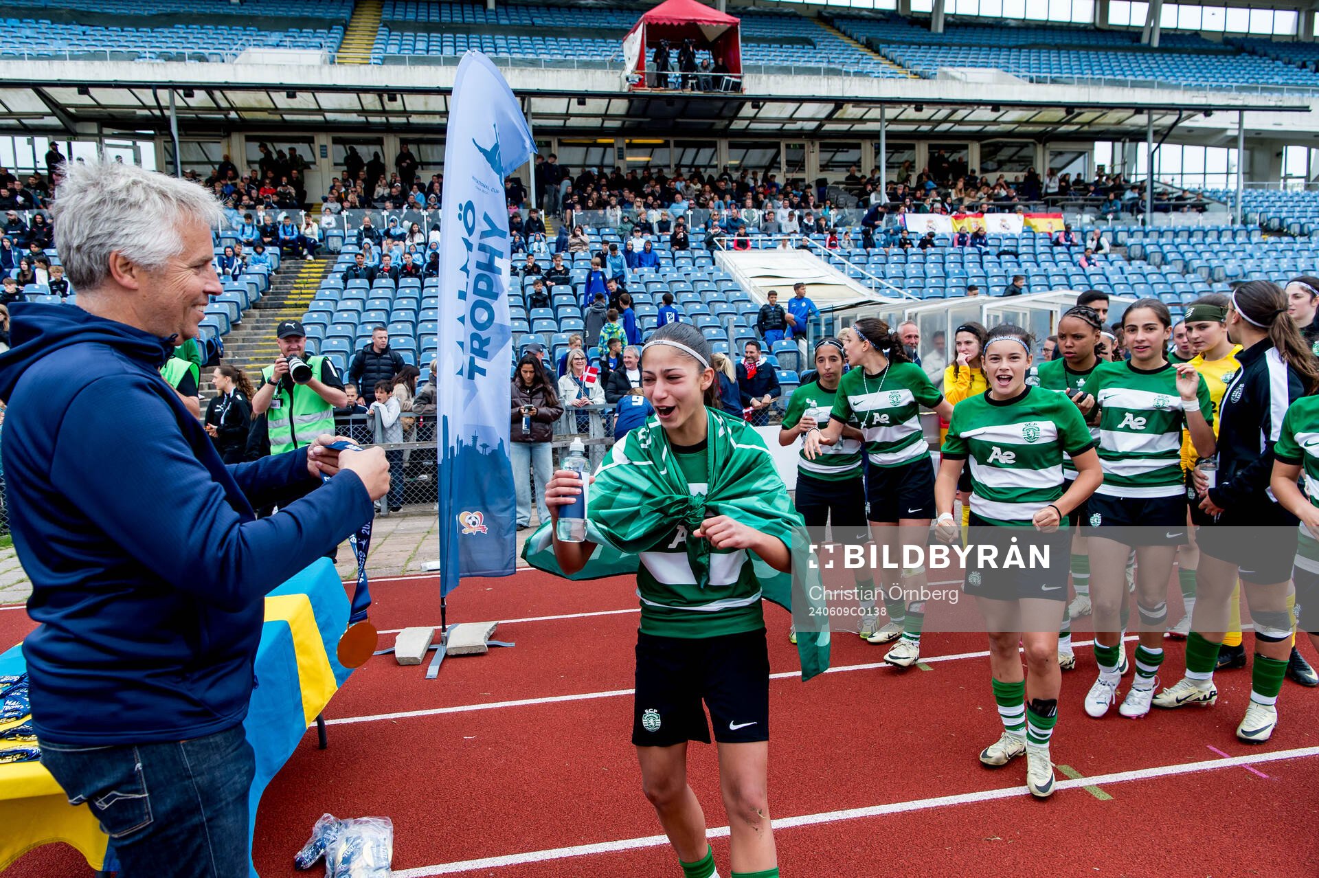 Sporting Club de Portugals spelare tar emot guldmedaljerna efter vinsten i F15 finalen mellan Aalborg BK och Sporting Club de Portugal i Malmö Trophy den 9 juni 2024 i Malmö.