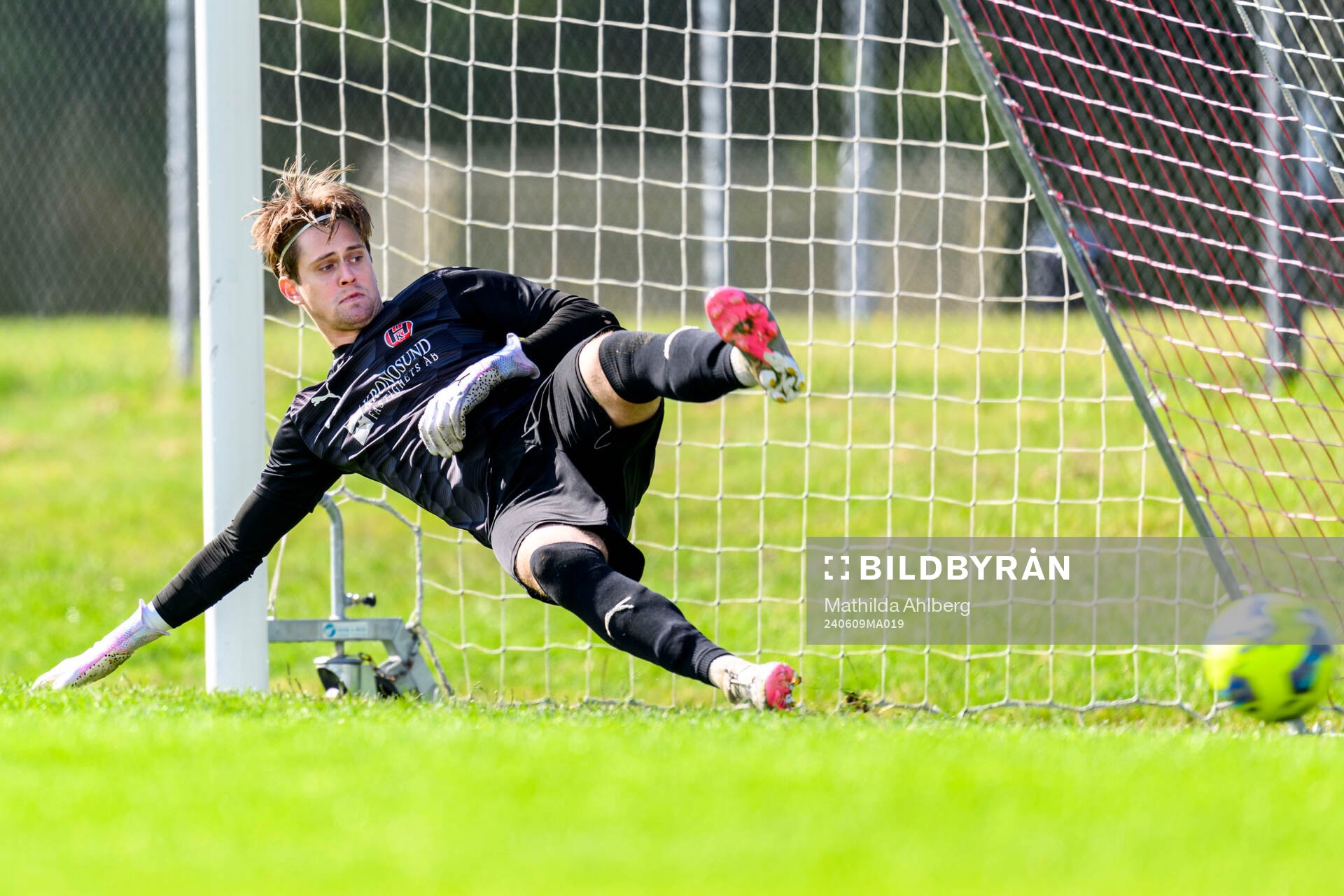Hittarp IKs Johan Bengtsson släpper in 2-0 på straff av
