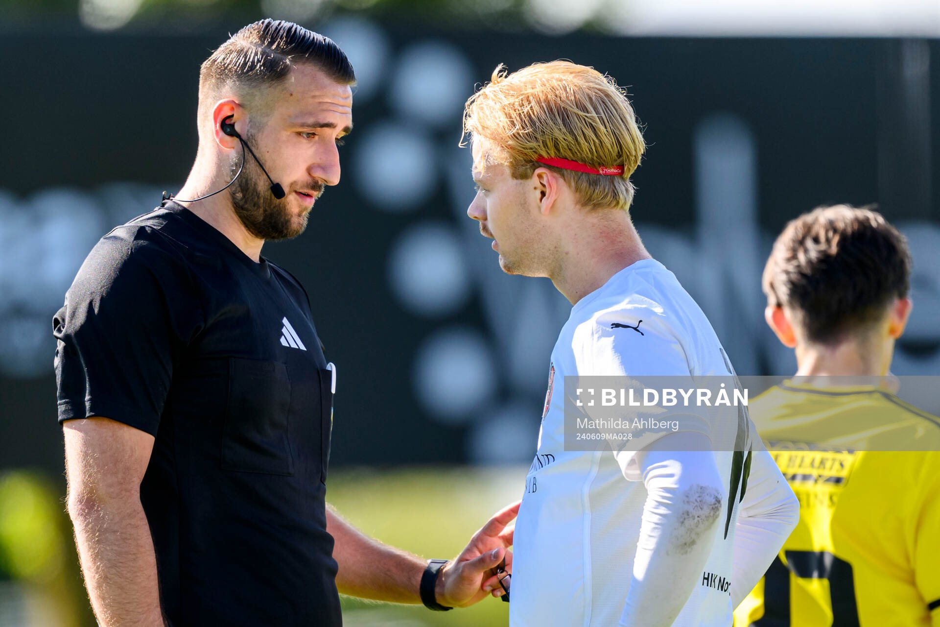Domare Arianit Abazi och Hittarp IKs Sebastian Fineman
