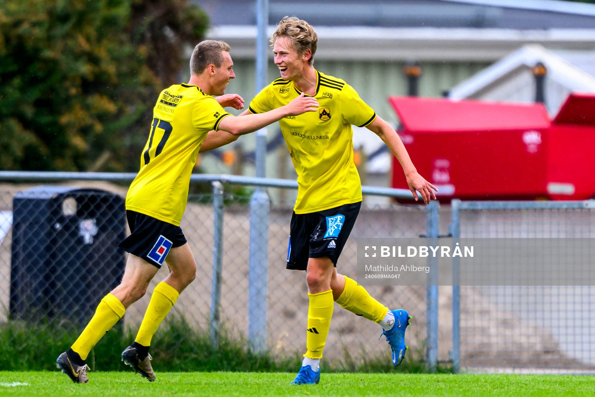 Astrios Samuel Svensson och Lucas Lindau jublar efter 0-1 under fotbollsmatchen i Division 2 Västra Götaland mellan Hittarp och Astrio den 9 juni 2024 i Hittarp.