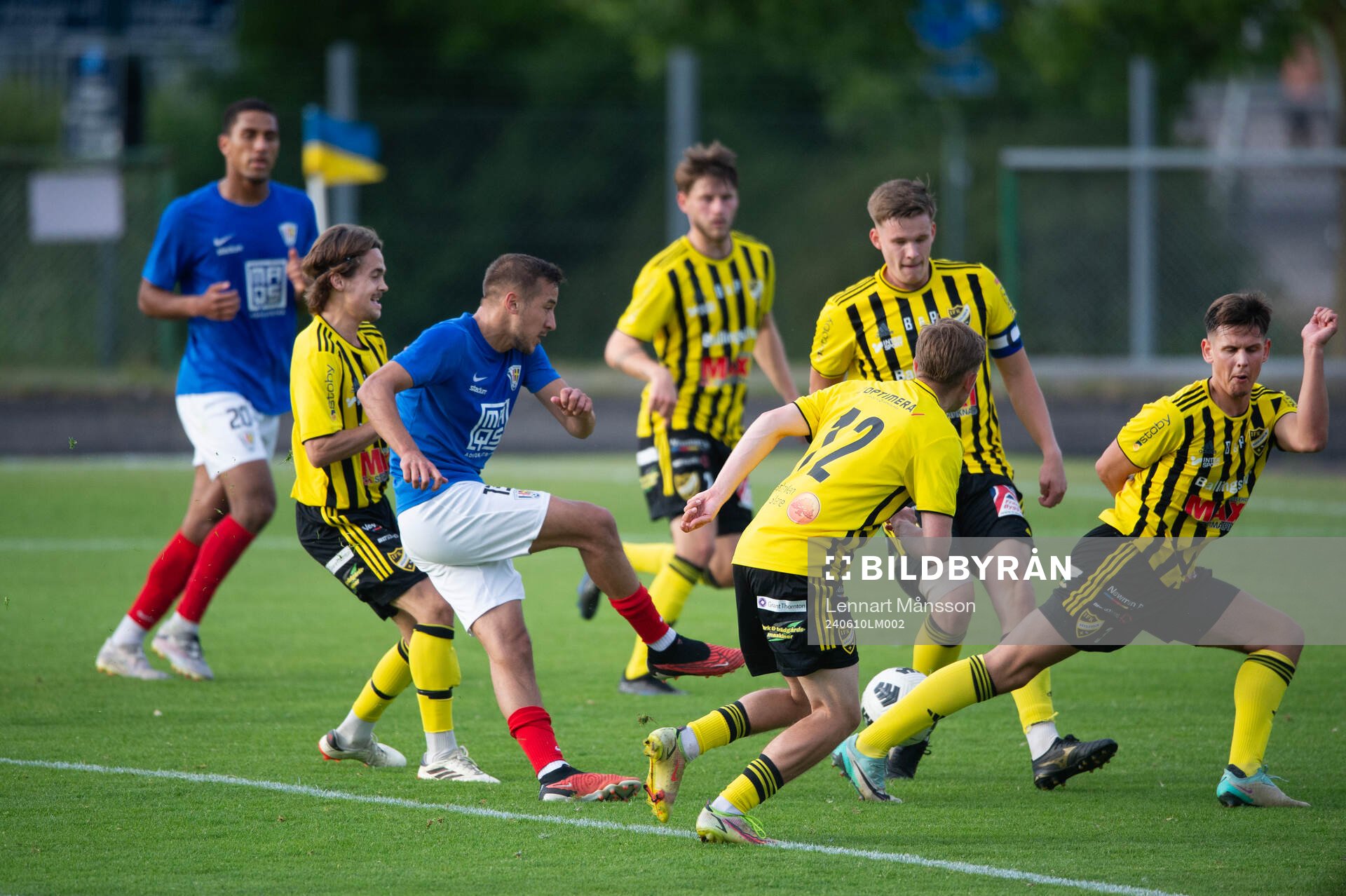 En Balkan-spelare avlossar skott mot ett samlat iFK-försvar i matchen i div 2 mellan FBK Balkan och IFK Hässleholm i Malmö 10 juni 2024.