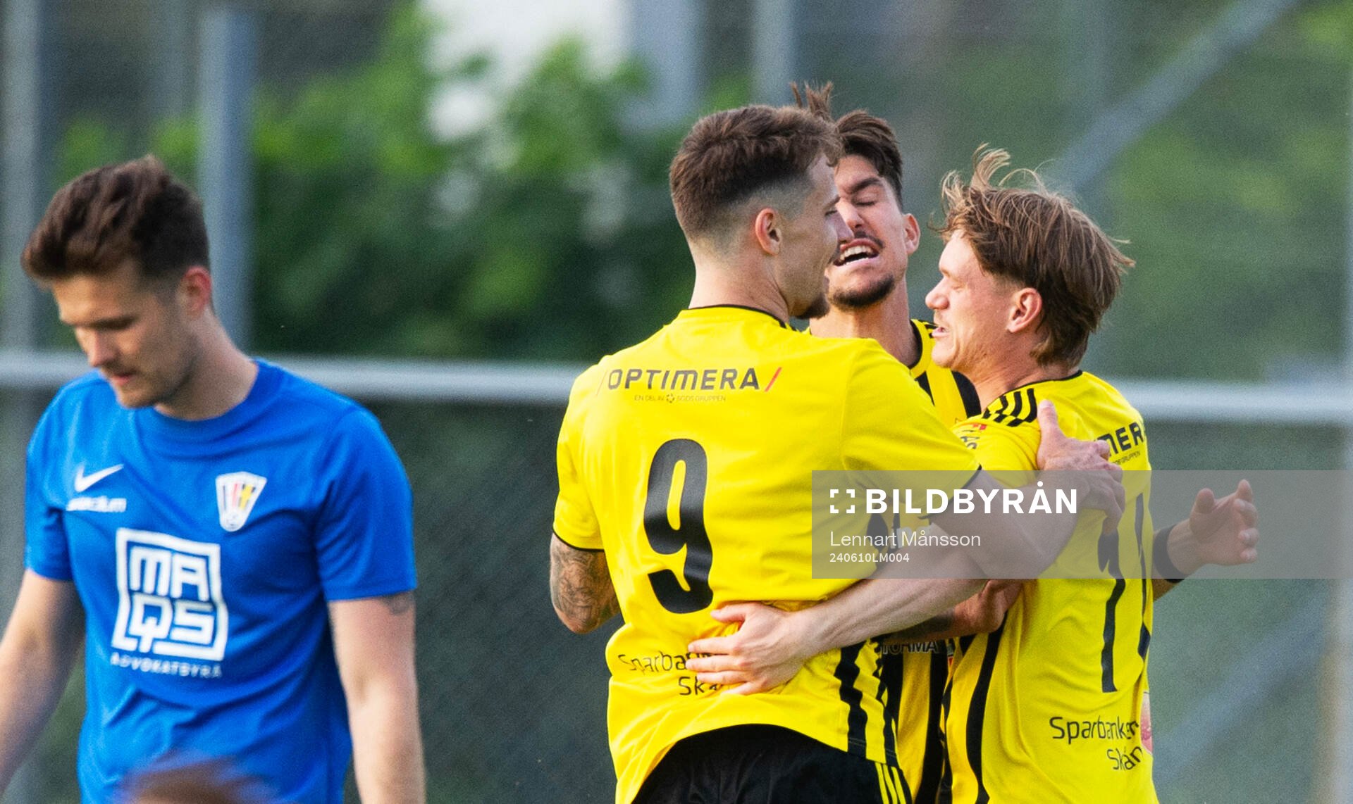 IFK Hässleholms Kasper Månsson nickar in 0-1 och grattas