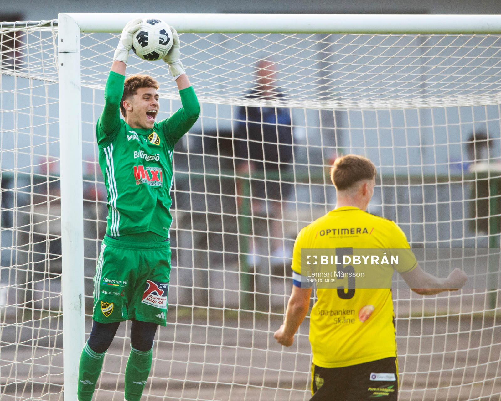 IFK Hässleholms Mirsad Basic greppar bollen med ett leende i slutsekunderna och lagkaptenen Axel Henriksson jublar i matchen i div 2 mellan FBK Balkan och IFK Hässleholm i Malmö 10 juni 2024.