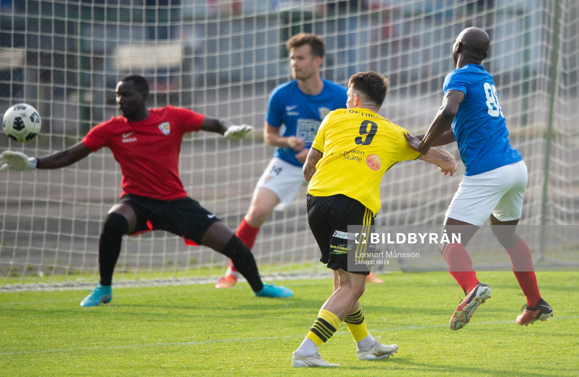 IFK Hässleholms Emil Vaughan nära göra mål i matchen i