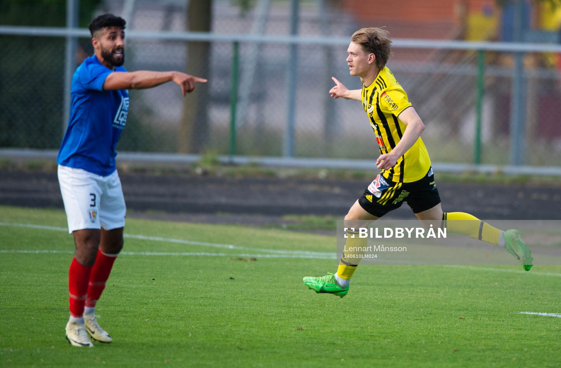 IFK Hässleholms Kasper Månsson nickar in 0-1 och jublar i