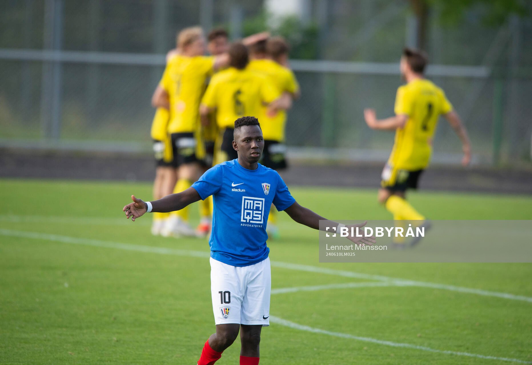 IFK Hässleholms Kasper Månsson nickar in 0-1 och jublar i