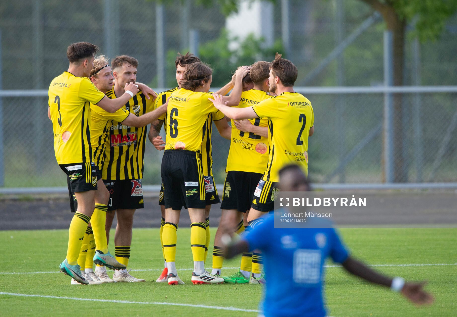 IFK Hässleholms Kasper Månsson nickar in 0-1 och jublar i
