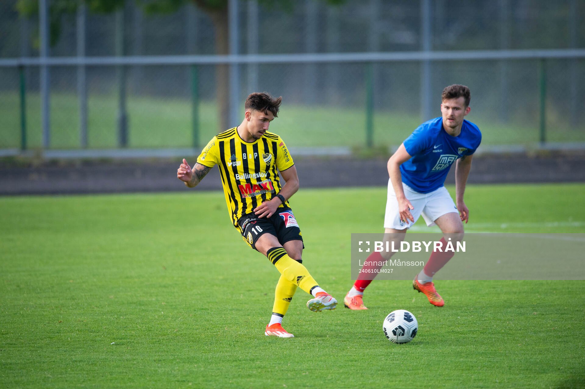 IFK Hässleholms Alen Tahirovic spelar fram till 0-2 i