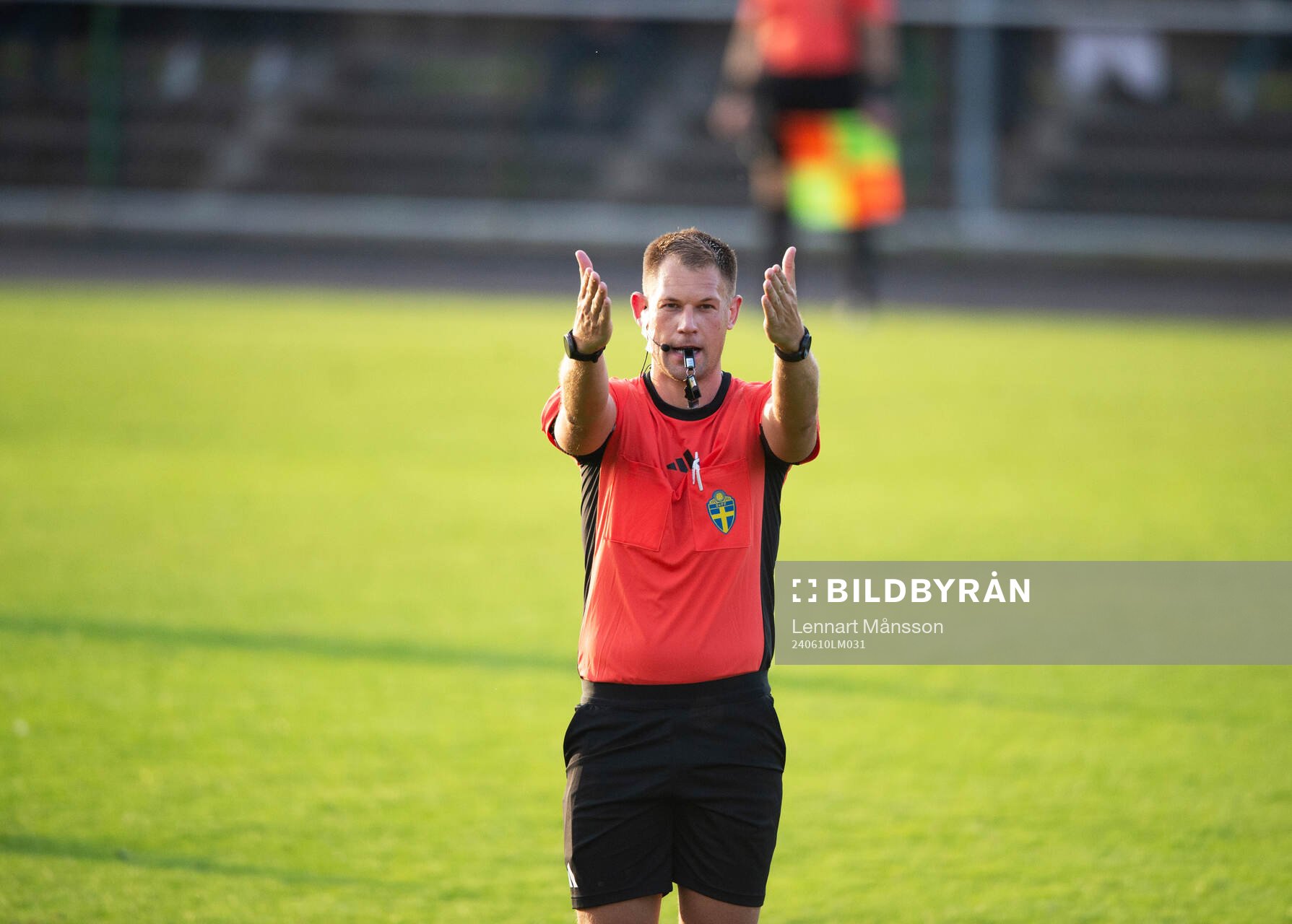 Domaren i matchen i div 2 mellan FBK Balkan och IFK
