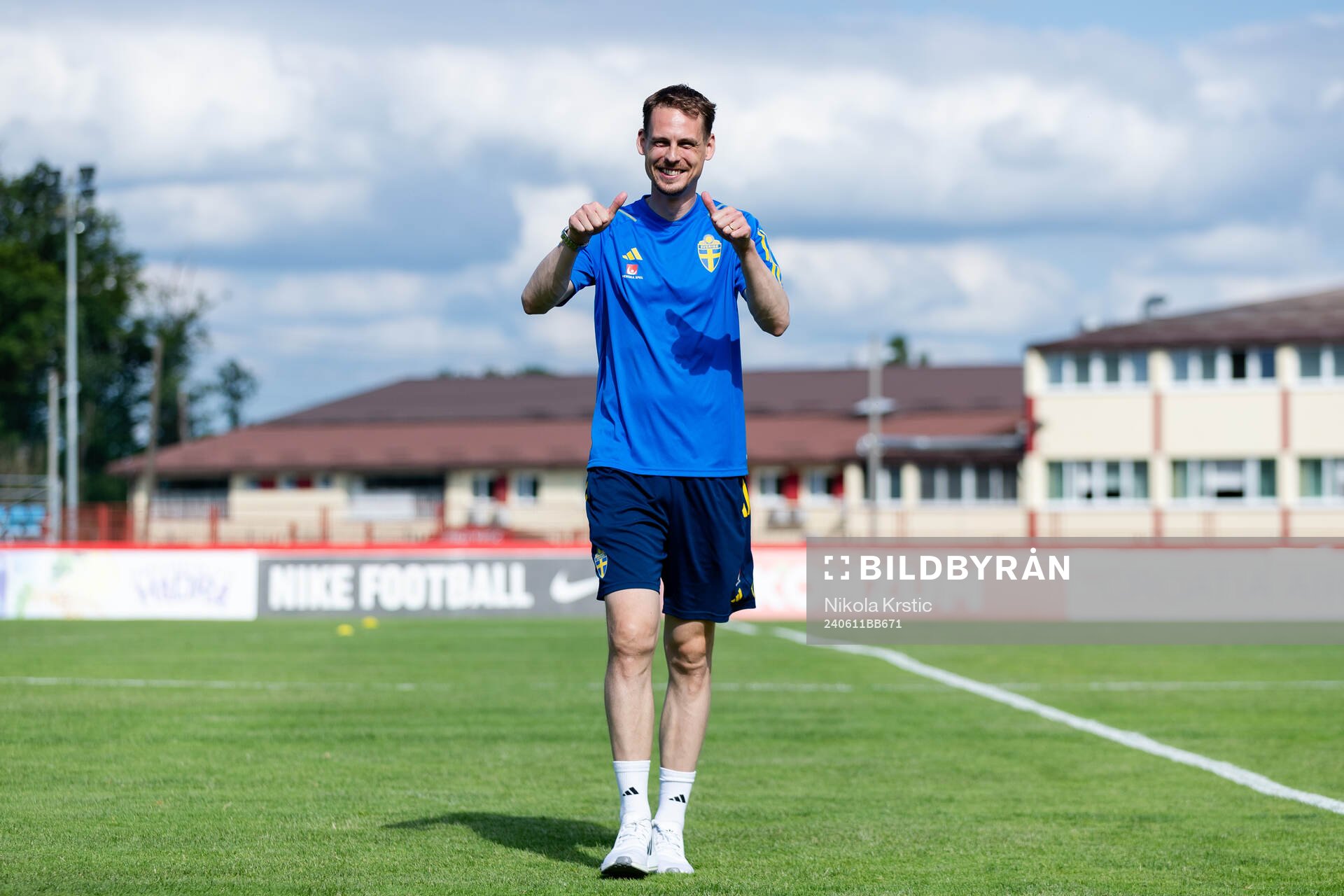 Head coach Daniel Bäckström of Sweden