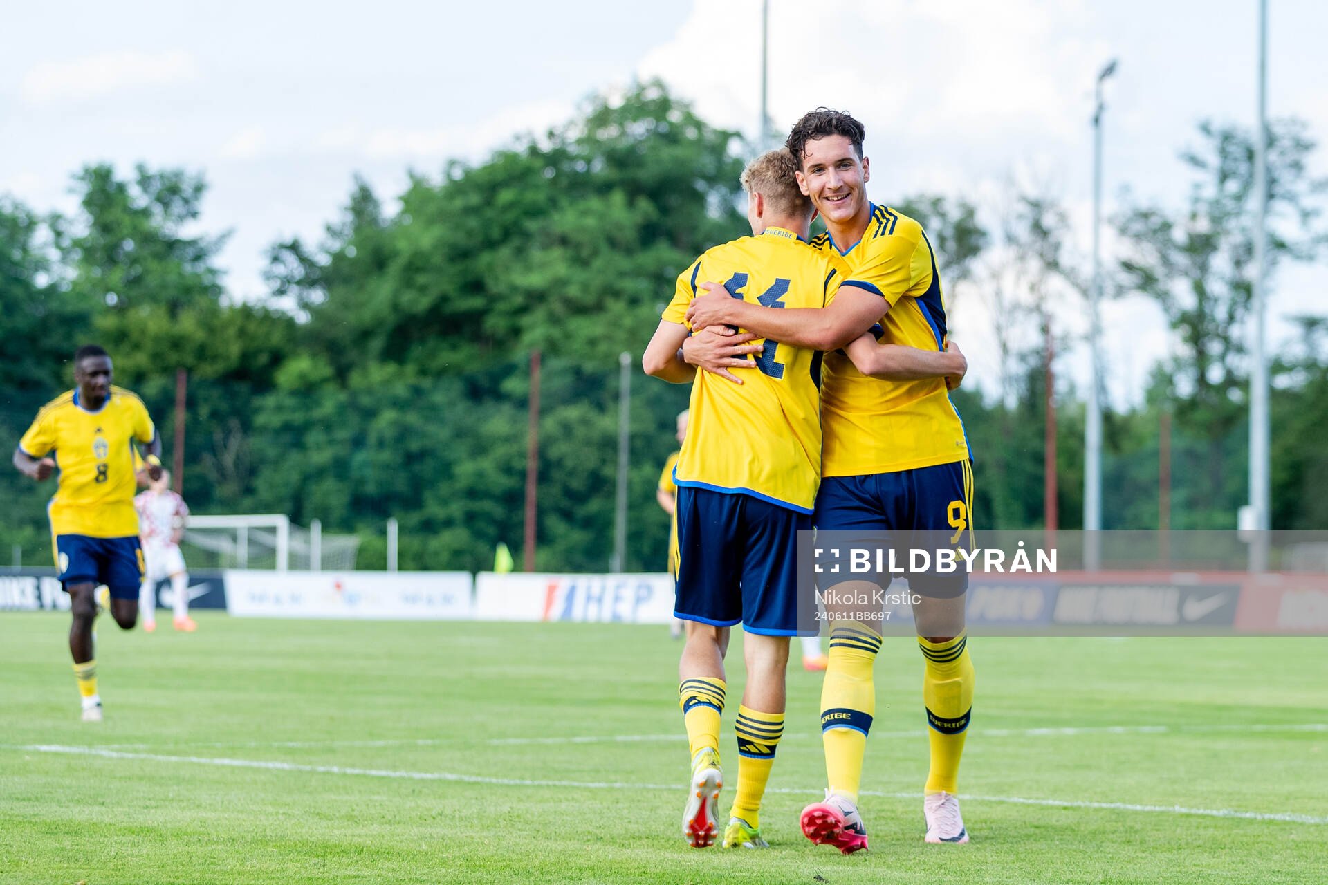 Players of Sweden celebrate with Hugo Bolin