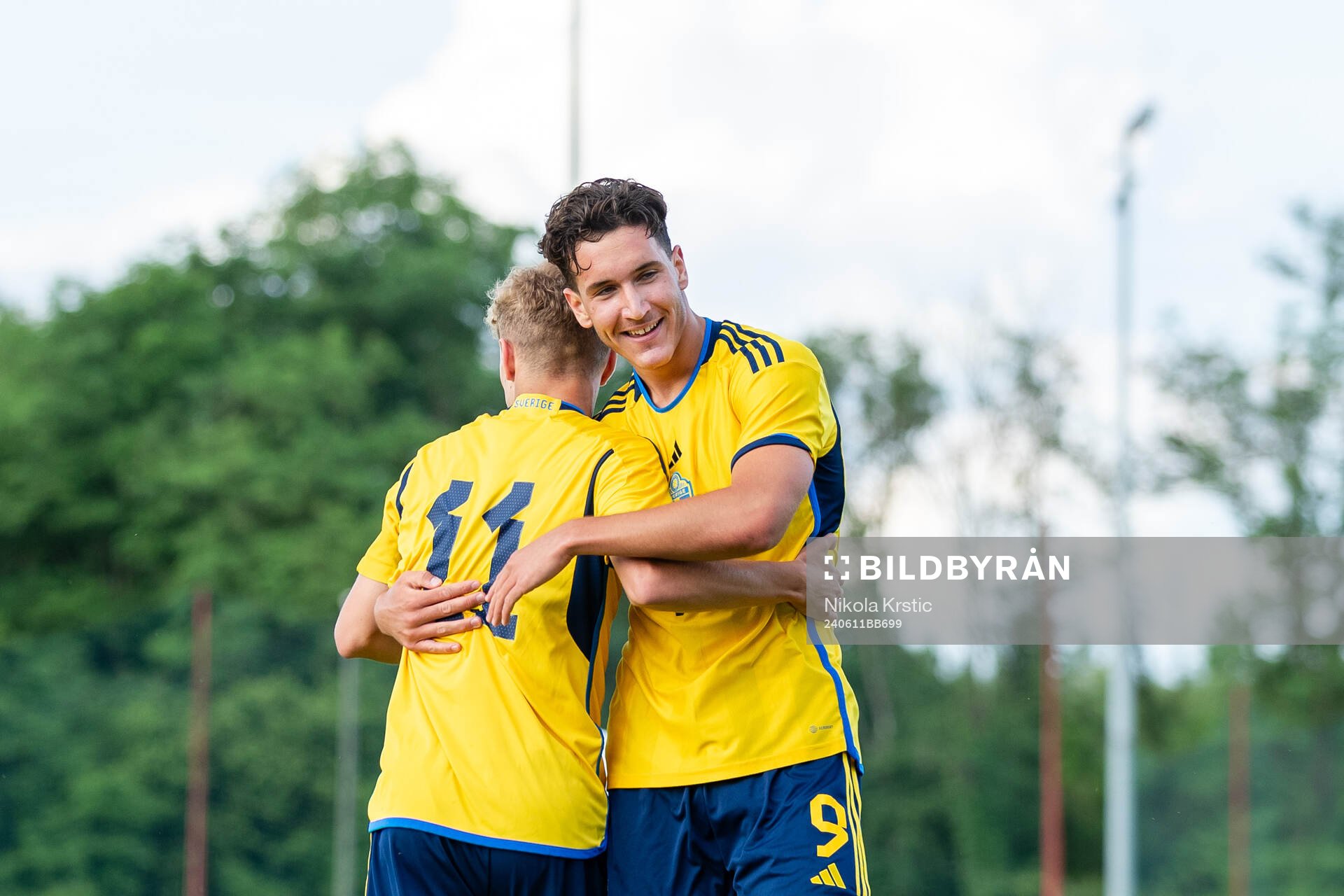 Players of Sweden celebrate with Hugo Bolin