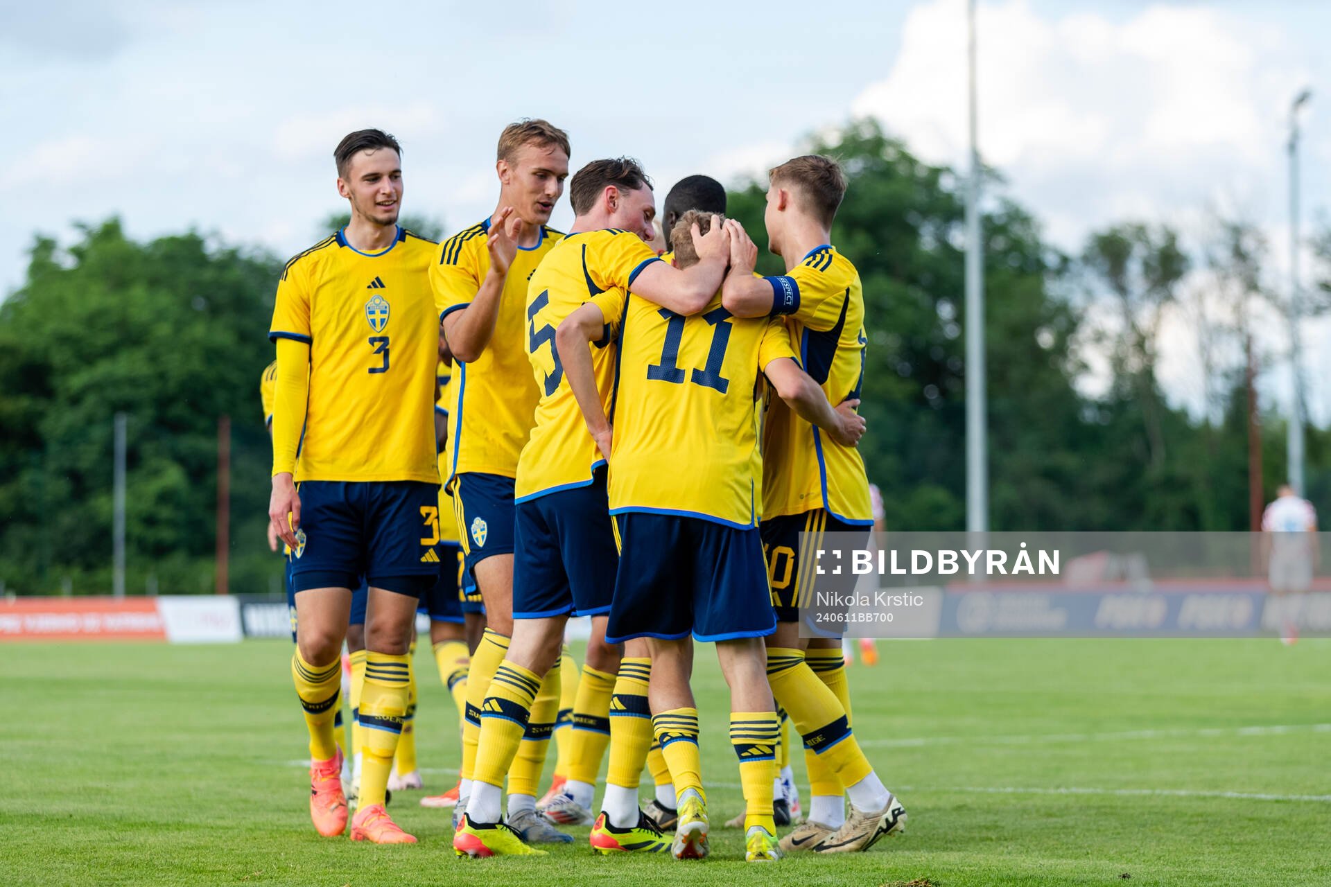 Players of Sweden celebrate with Hugo Bolin