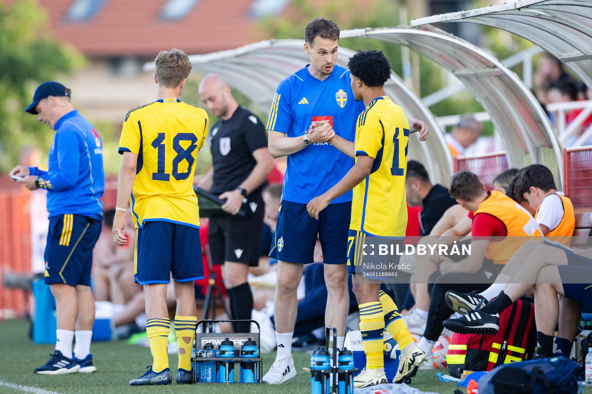 Head coach Daniel Bäckström and Momodou Sonko of Sweden