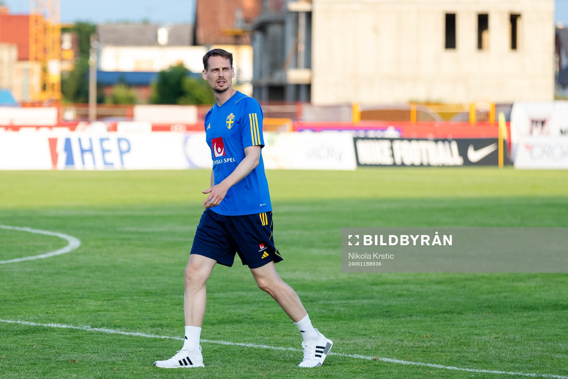 Head coach Daniel Bäckström of Sweden