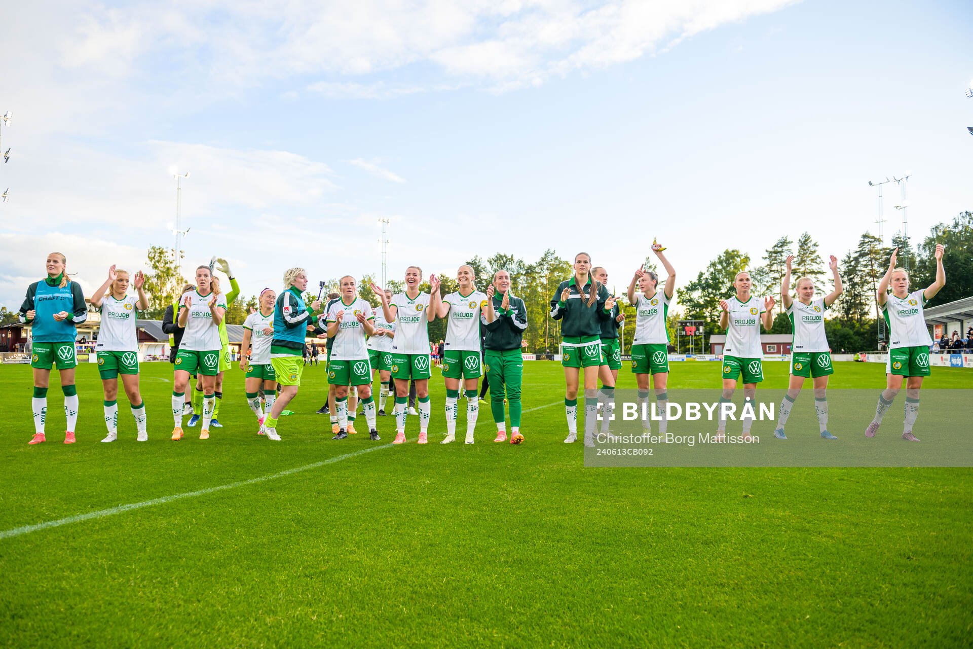 Hammarbys spelare jublar efter fotbollsmatchen i Damallsvenskan mellan Vittsjö och Hammarby den 13 juni 2024 i Vittsjö. 