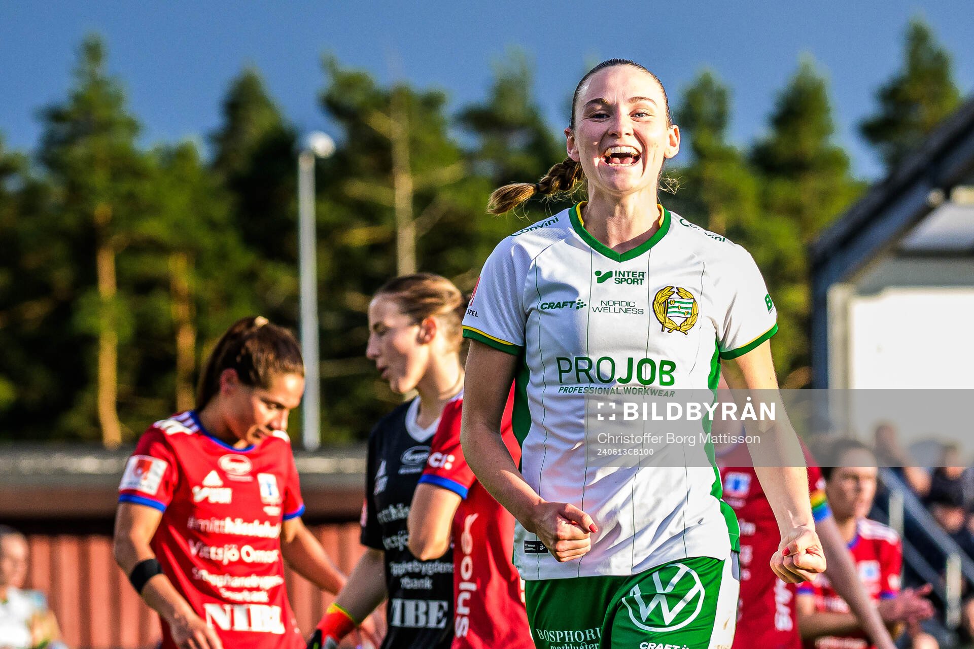 Hammarbys Vilde Hasund jublar under fotbollsmatchen i Damallsvenskan mellan Vittsjö och Hammarby den 13 juni 2024 i Vittsjö.