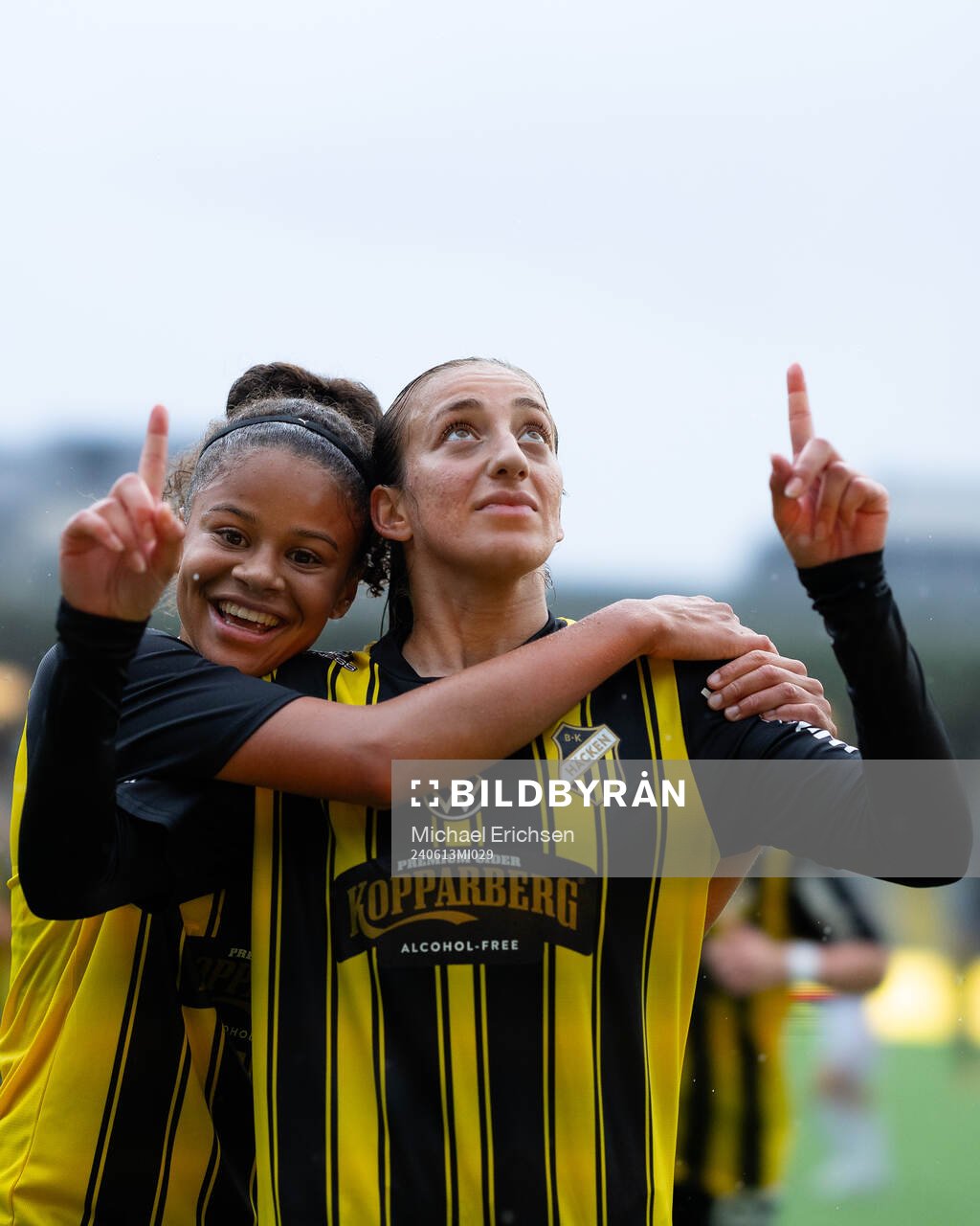 Häckens Rusul Rosa Kafaji jublar ihop med Felicia Schröder