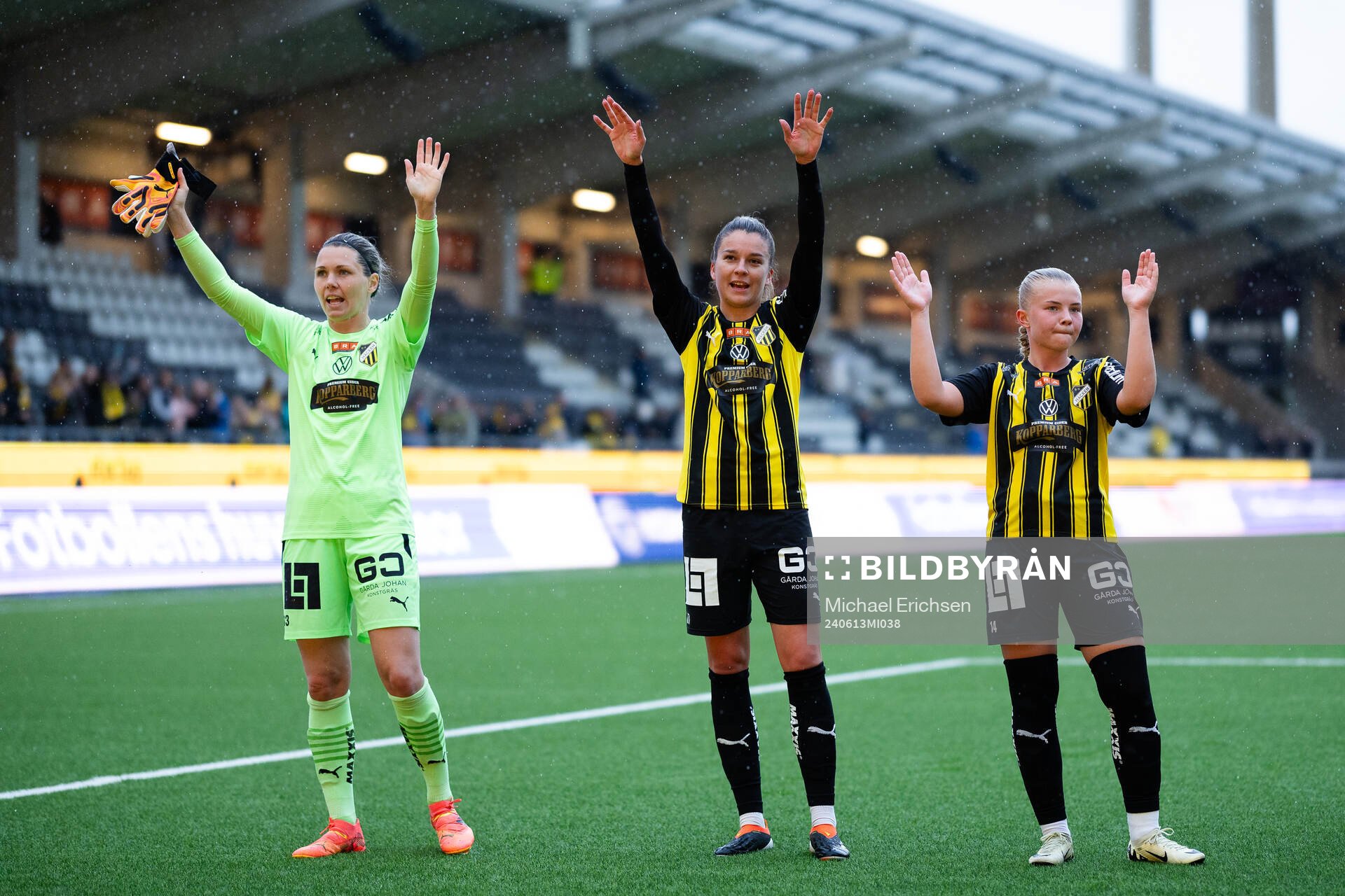 Häckens målvakt Jennifer Falk, Anna Julia Csiki och Matilda Nildén jublar efter fotbollsmatchen i Damallsvenskan mellan Häcken och Djurgården den 13 juni 2024 i Göteborg.