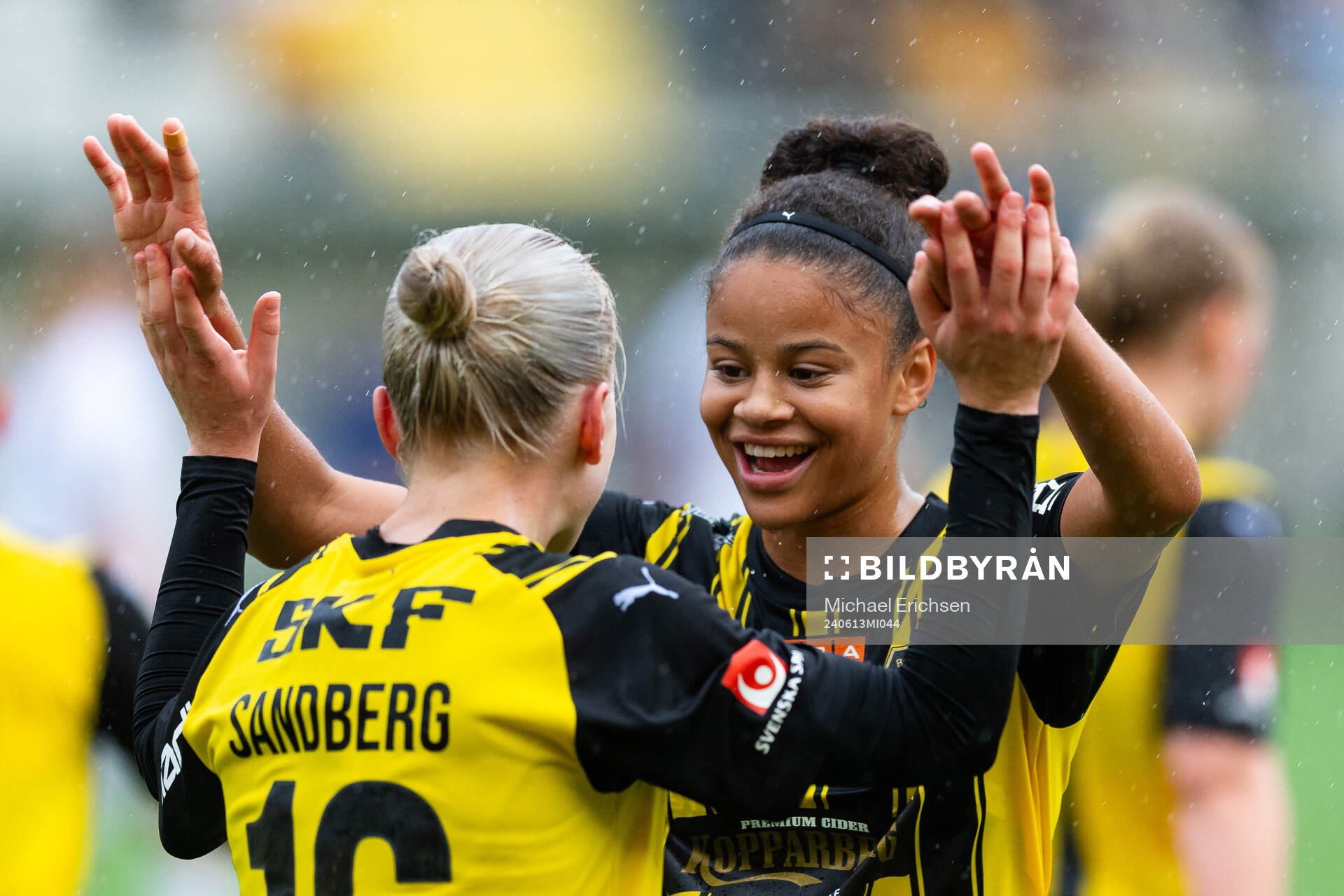 Häckens Anna Sandberg jublar ihop med Felicia Schröder