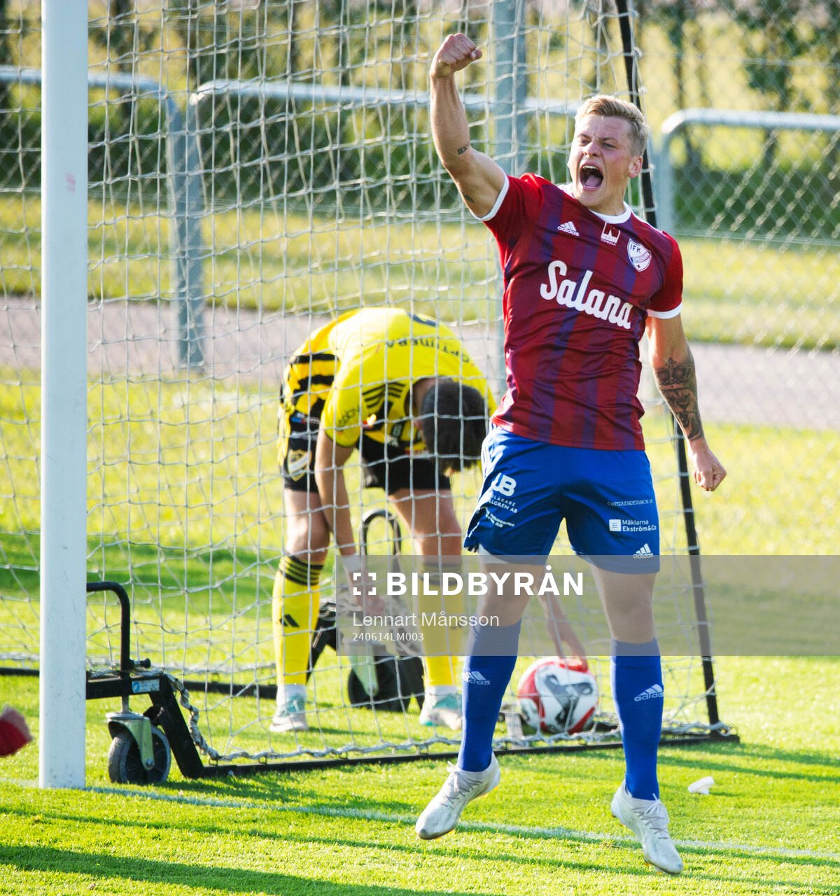 IFK Simrishamns Oskar Persson jublar över 0-1 i matchen i