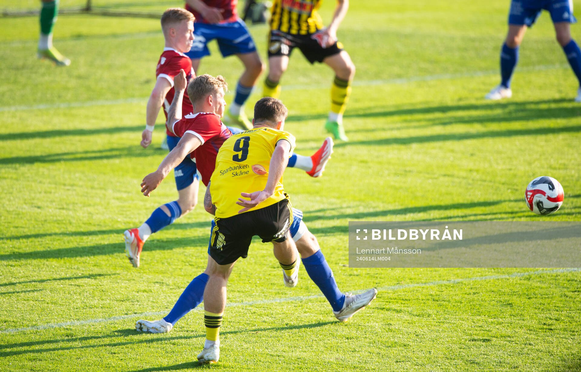 IFK Hässleholms Emil Vaughan skjuter i matchen i div 2