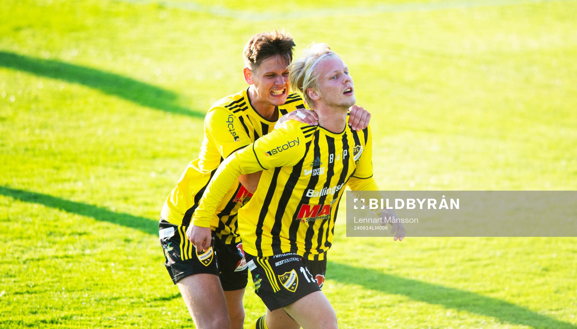 IFK Hässleholms Alvin Holmgren grattas av Viktor Ahlgren
